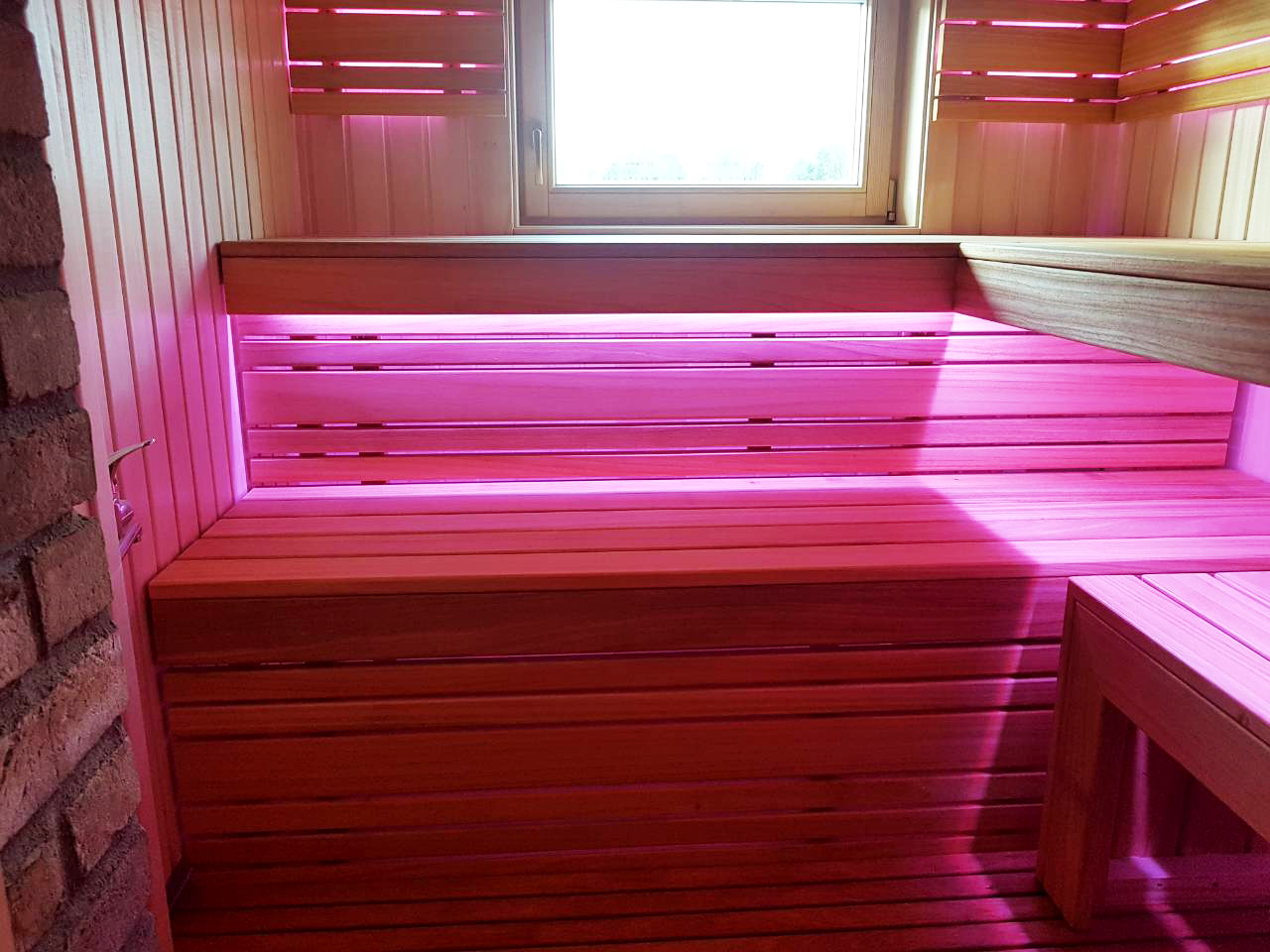 Sauna mit Wärmespeicherofen und Fenster