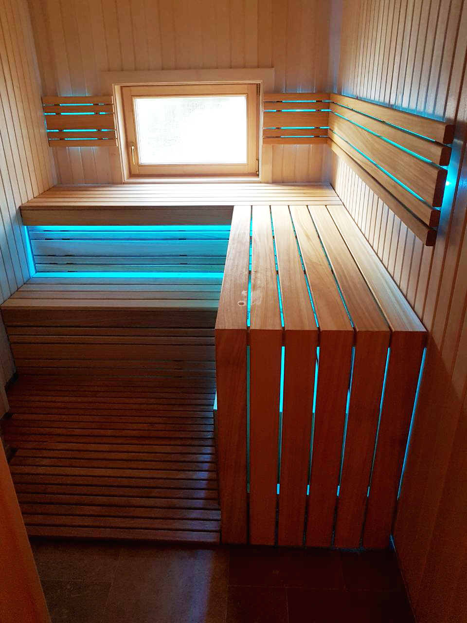 Sauna mit Wärmespeicherofen und Fenster