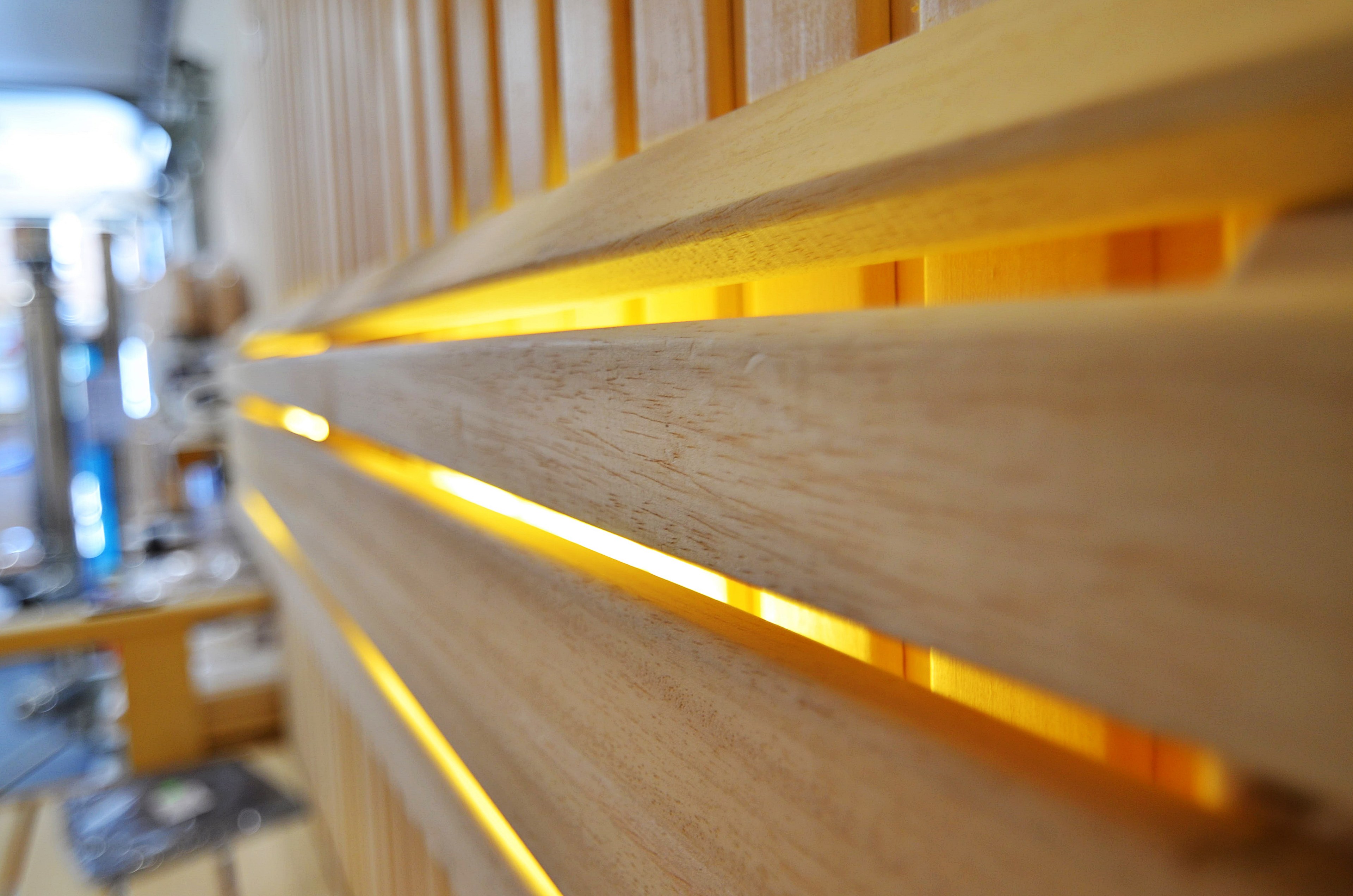 Helle Sauna mit einstellbarer LED-Beleuchtung
