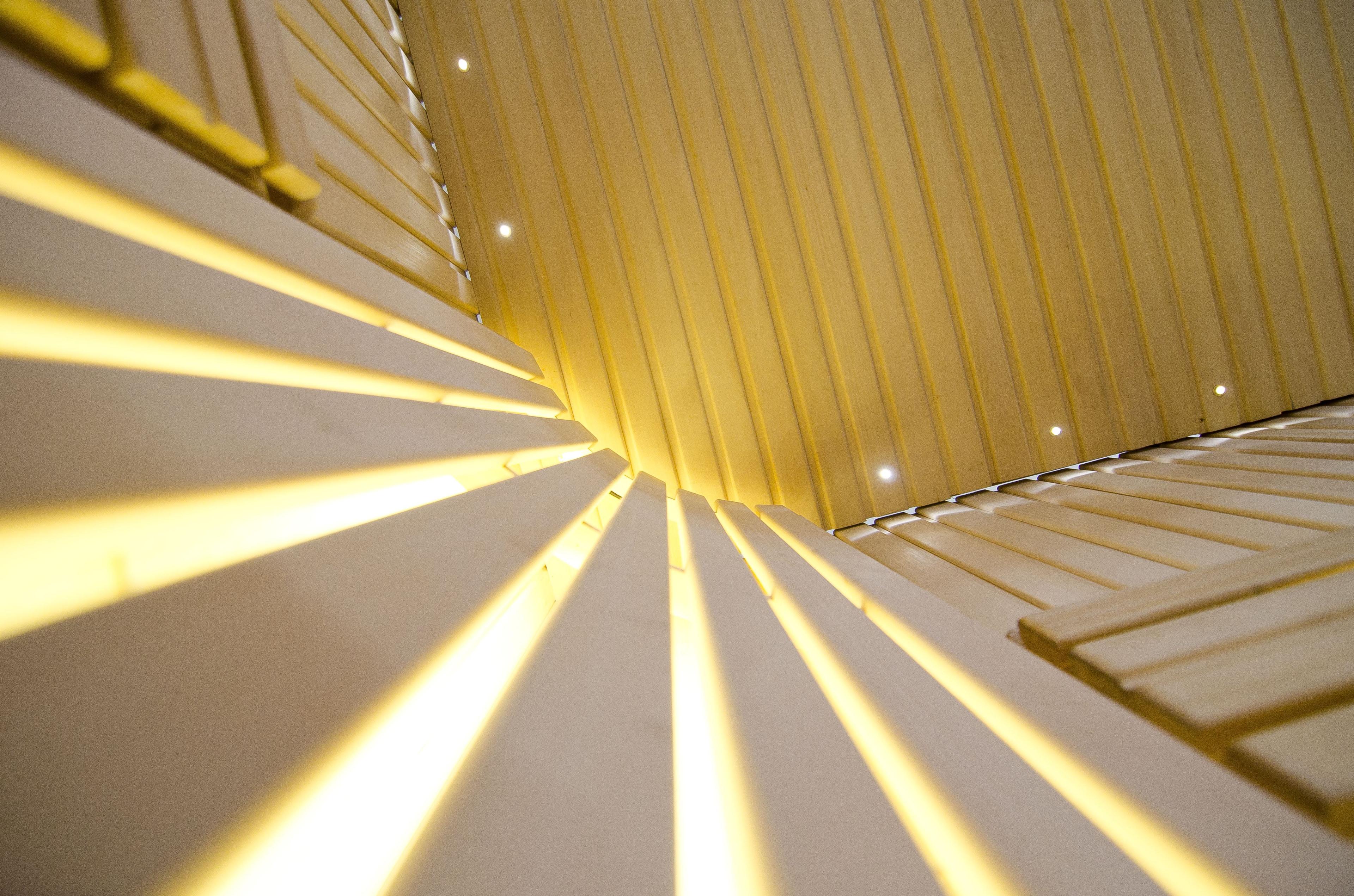 Helle Sauna mit einstellbarer LED-Beleuchtung