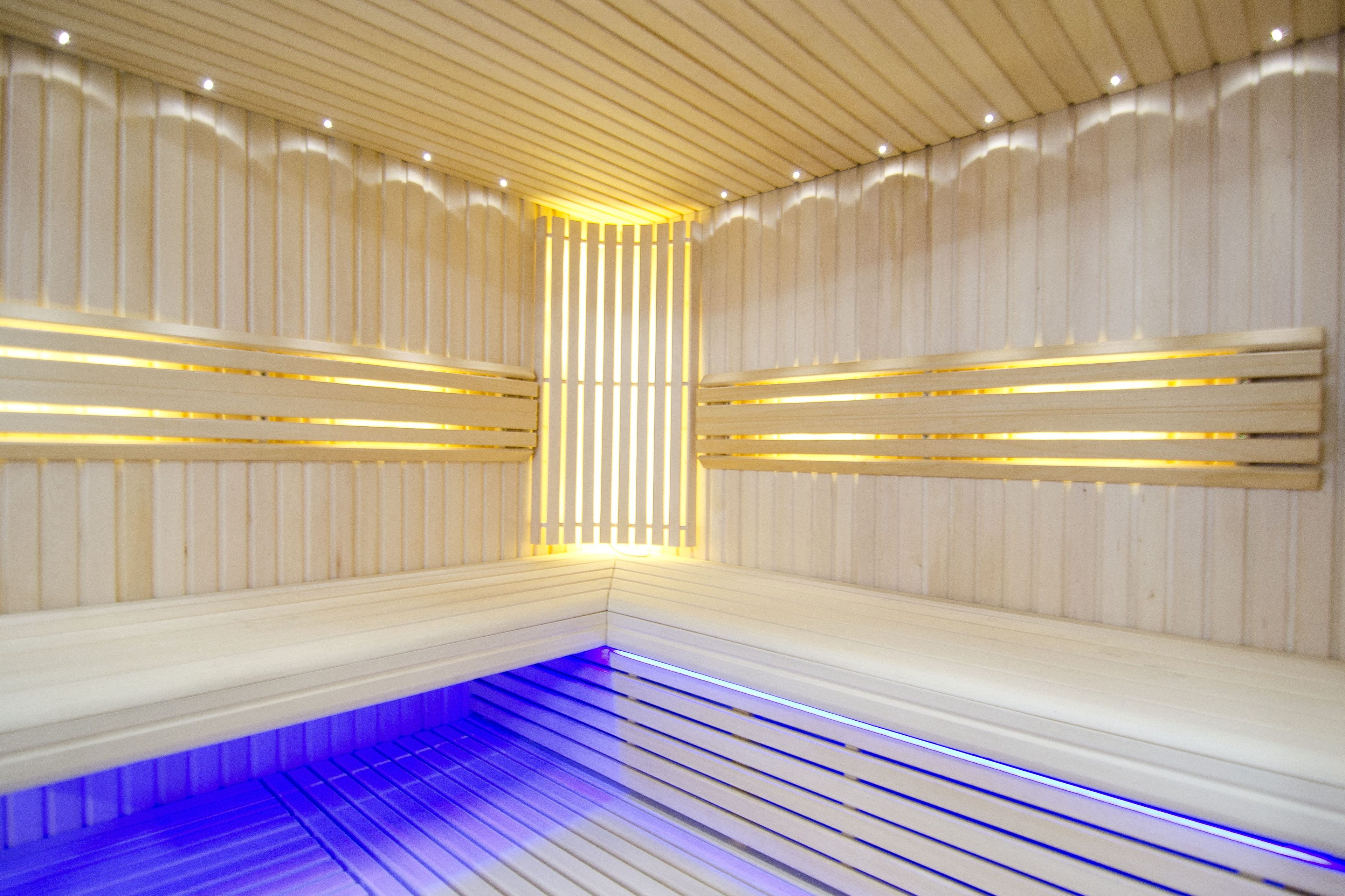 Helle Sauna mit einstellbarer LED-Beleuchtung