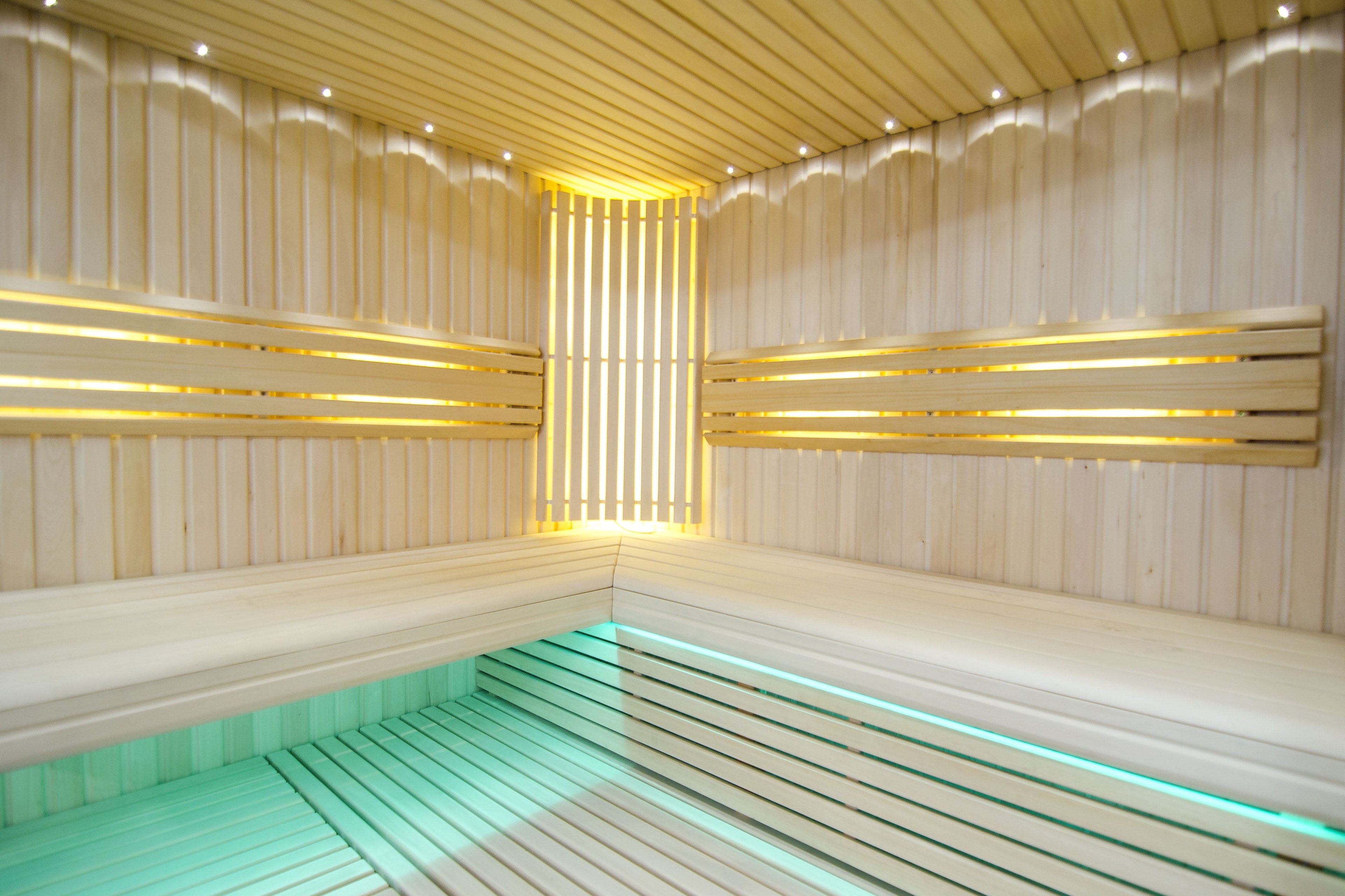 Helle Sauna mit einstellbarer LED-Beleuchtung