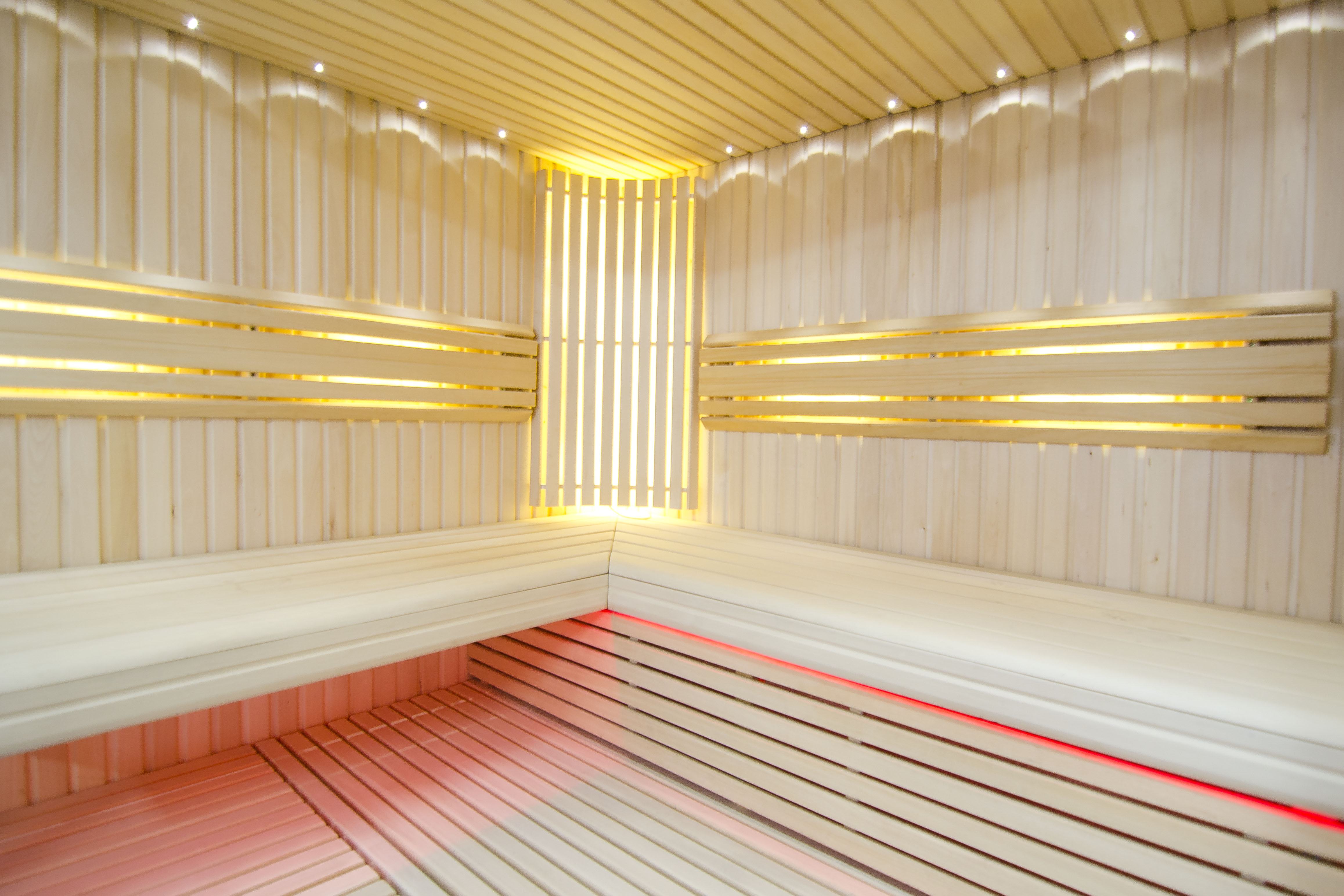 Helle Sauna mit einstellbarer LED-Beleuchtung
