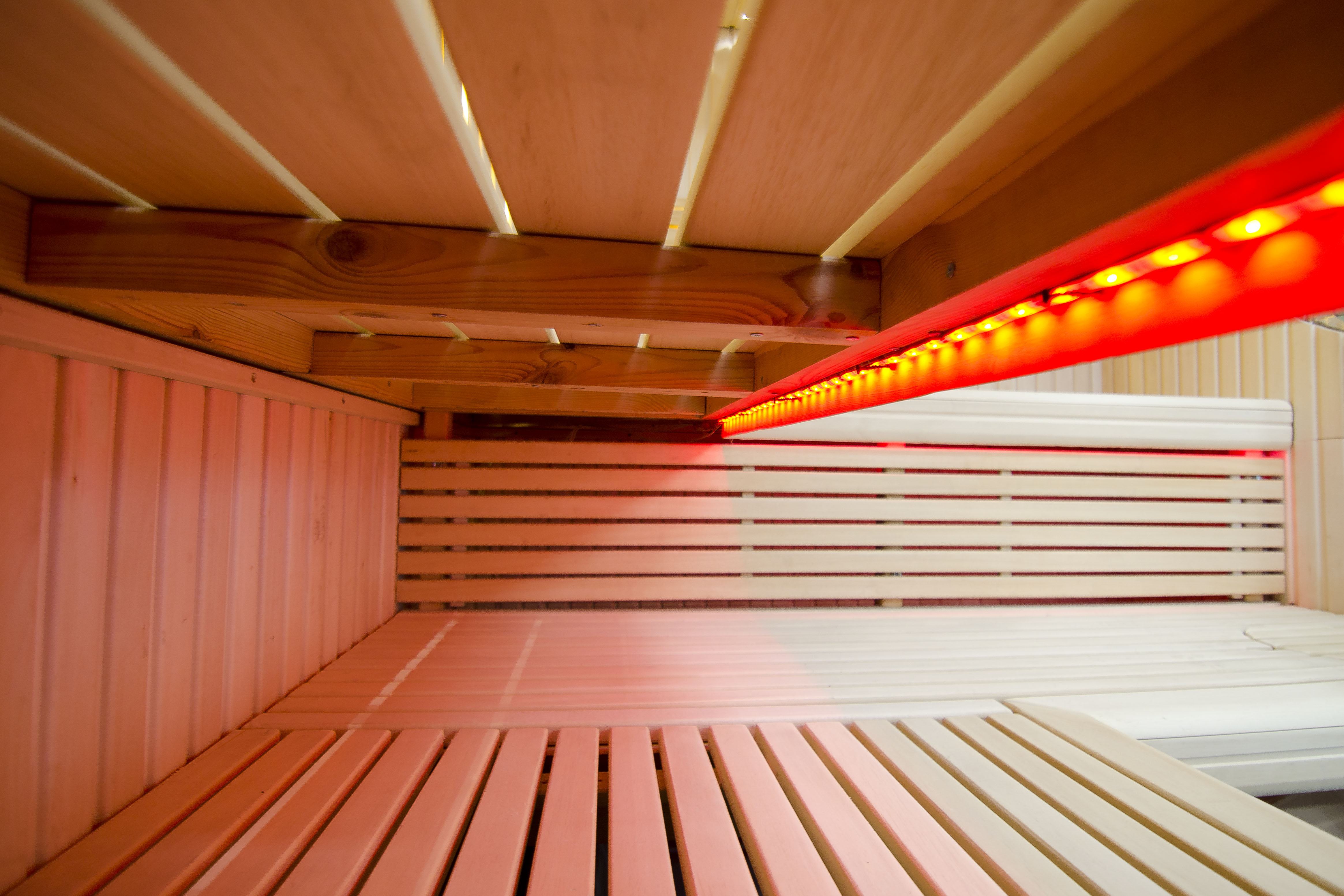 Helle Sauna mit einstellbarer LED-Beleuchtung