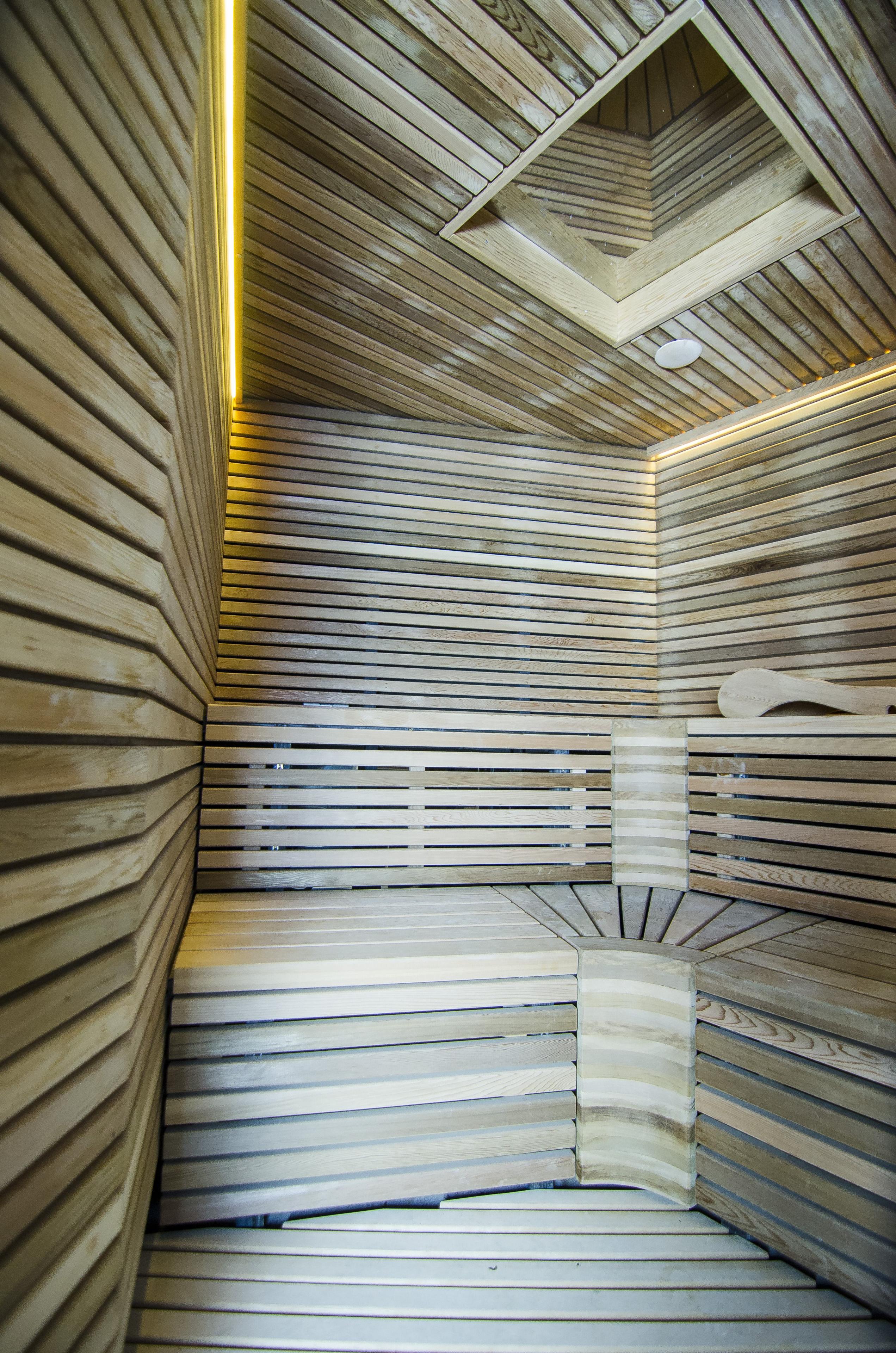 Sauna mit ergonomischer Bank und Zedernholz