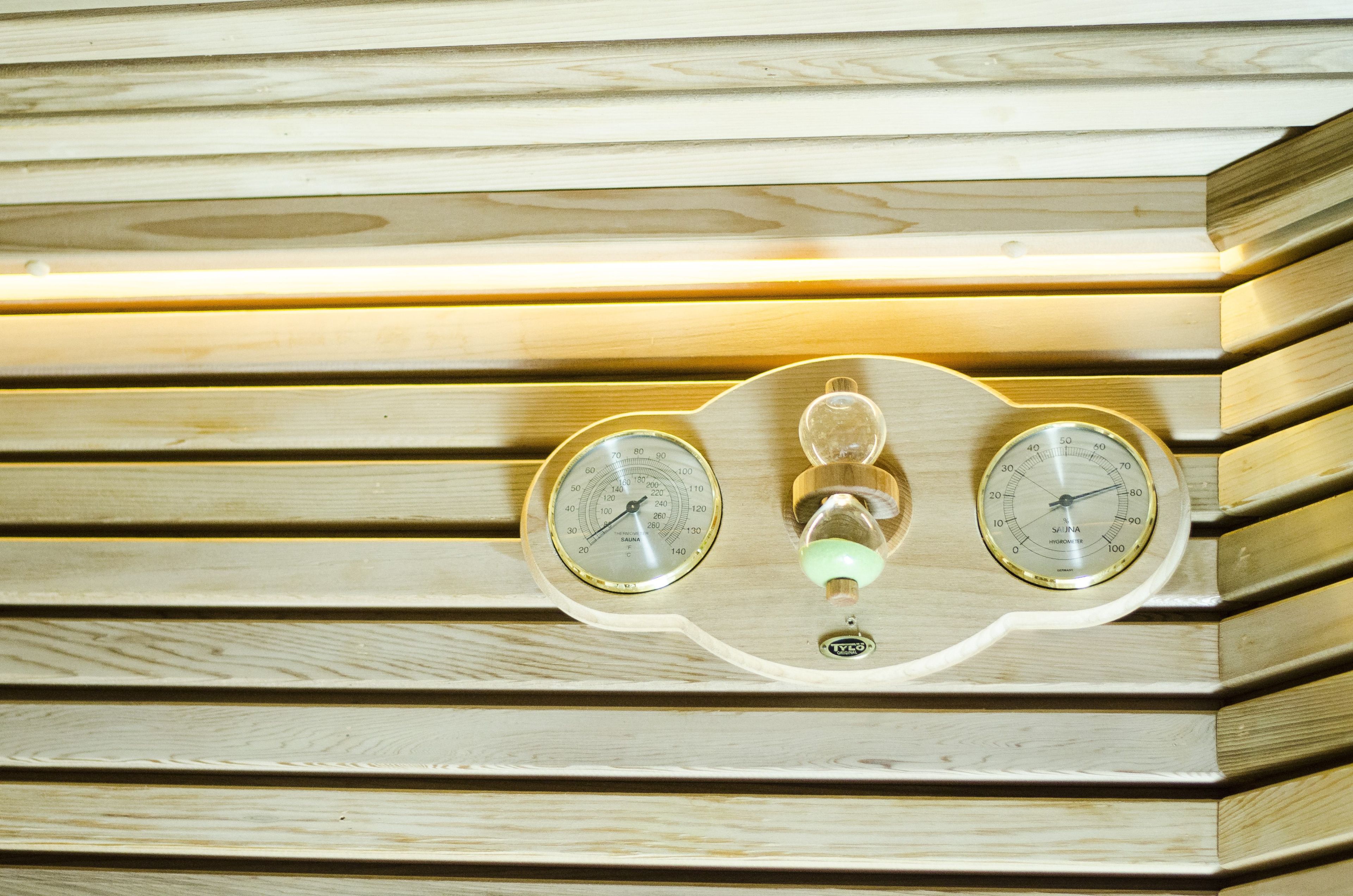 Sauna mit ergonomischer Bank und Zedernholz