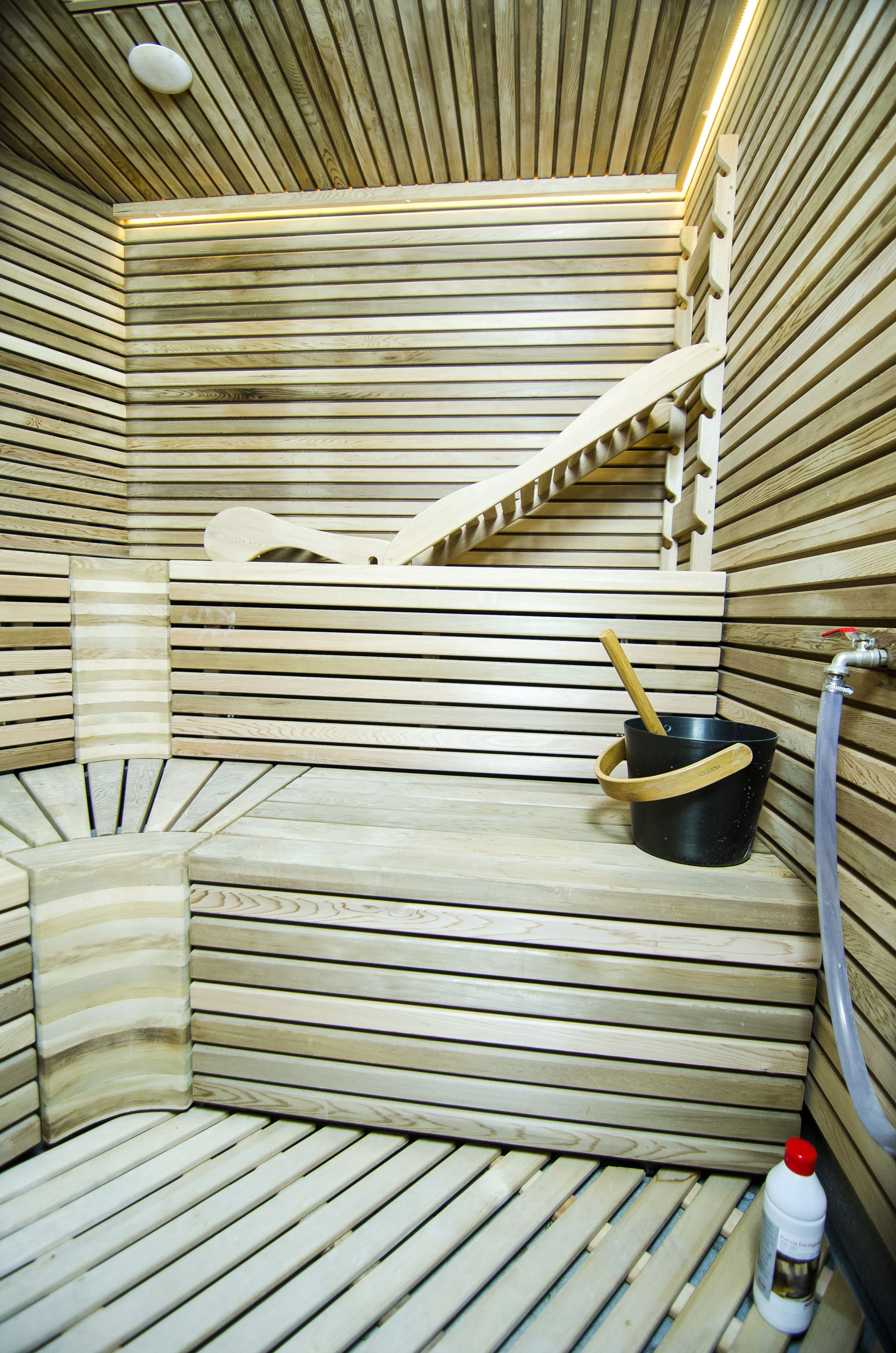 Sauna mit ergonomischer Bank und Zedernholz