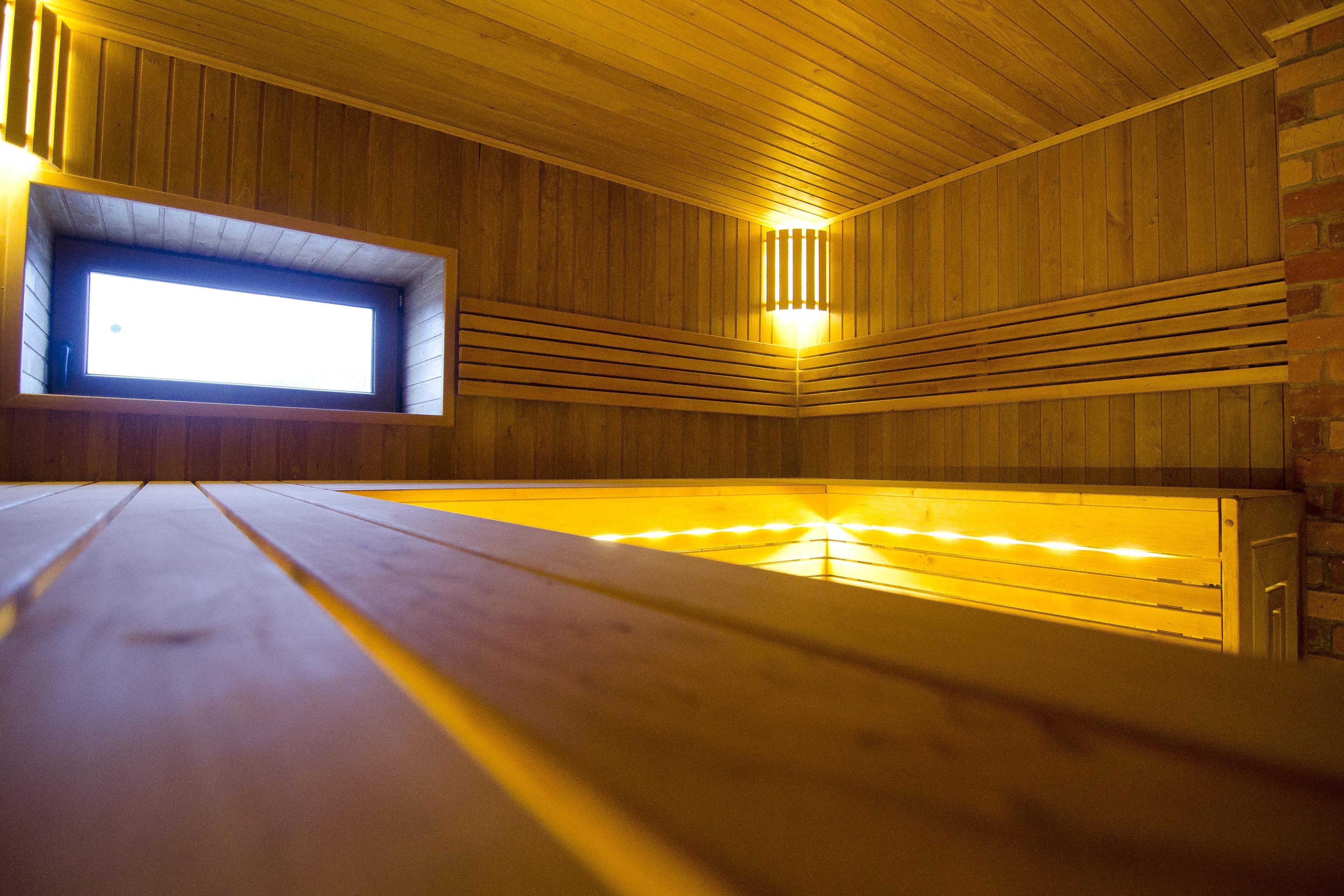Sauna mit dreistufigen Erlenholzbänken