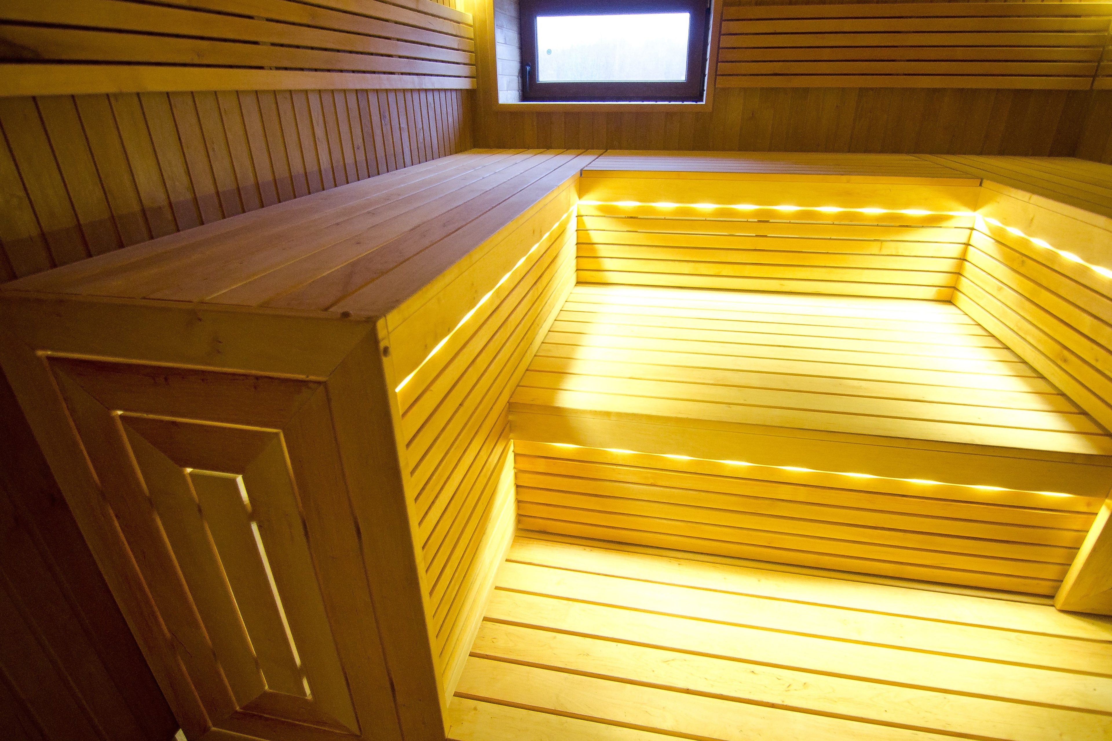 Sauna mit dreistufigen Erlenholzbänken