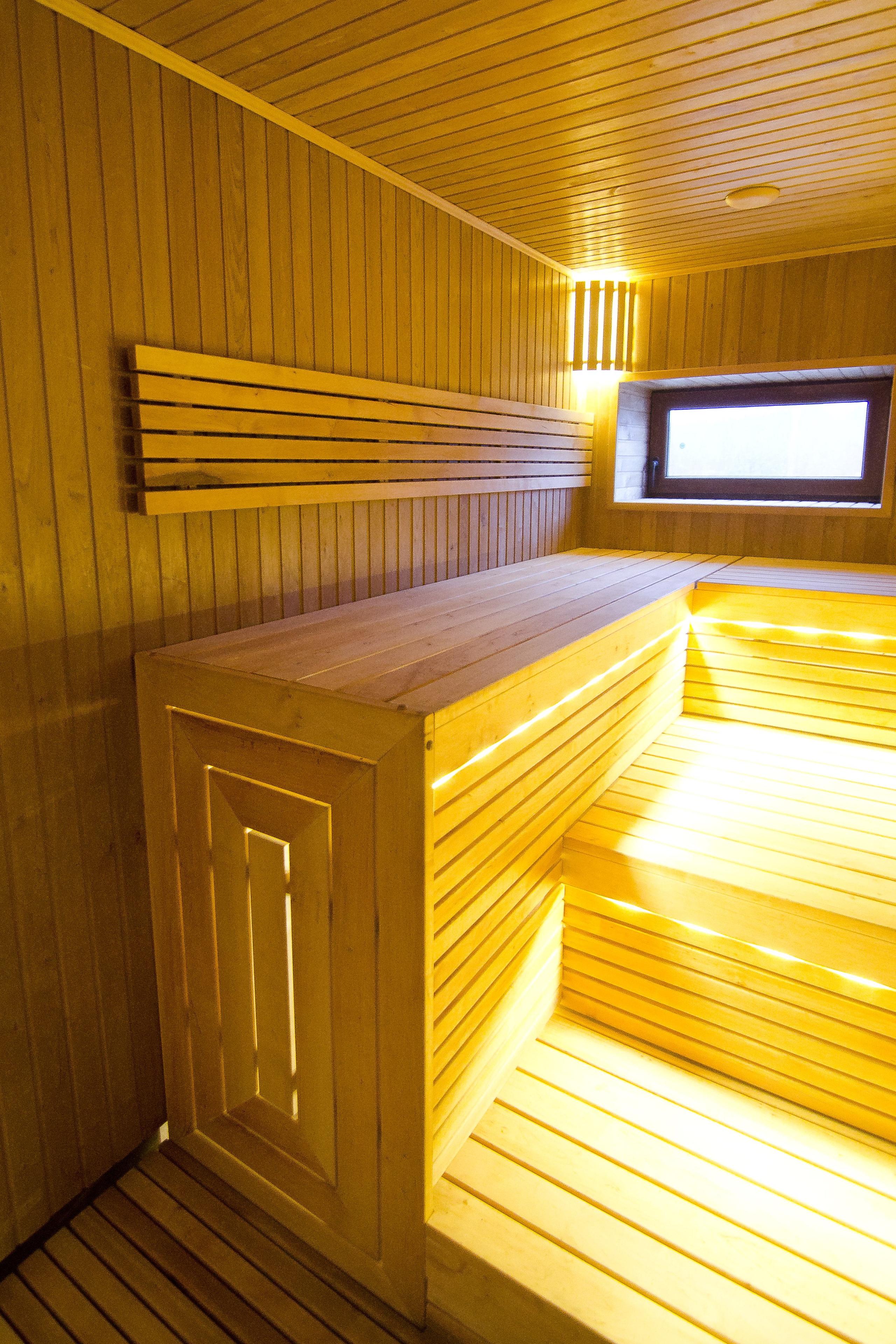 Sauna mit dreistufigen Erlenholzbänken