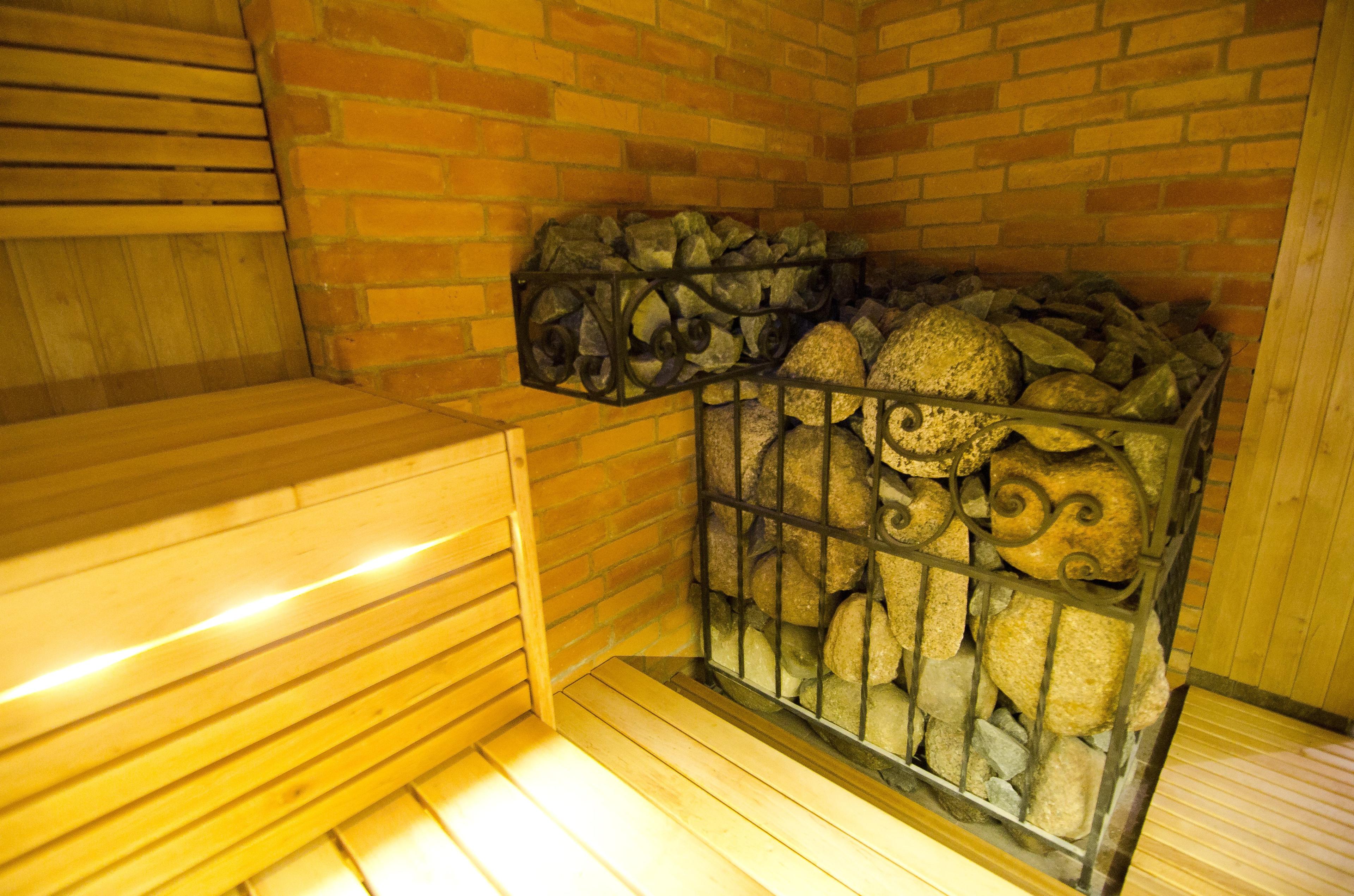 Sauna mit dreistufigen Erlenholzbänken