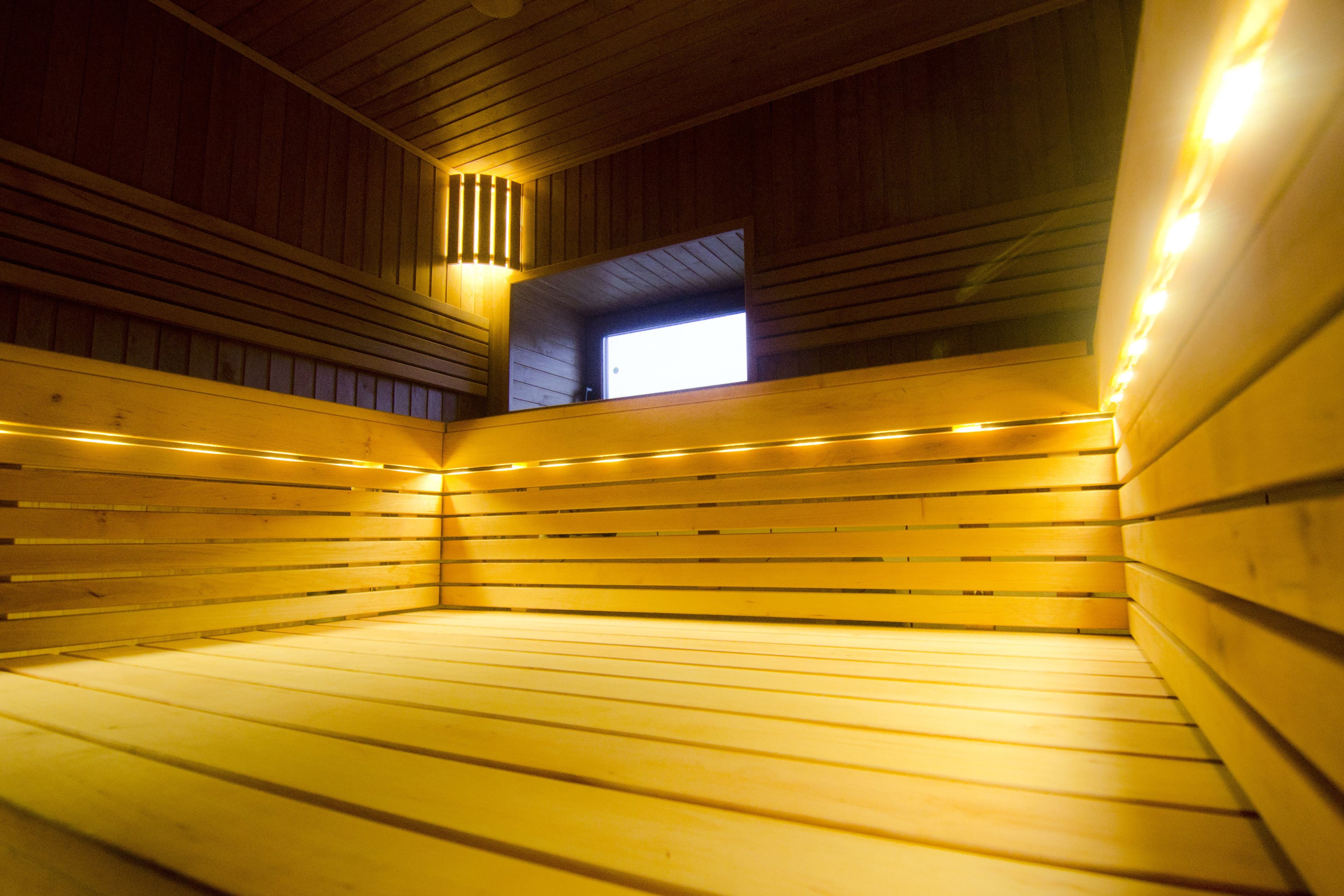 Sauna mit dreistufigen Erlenholzbänken