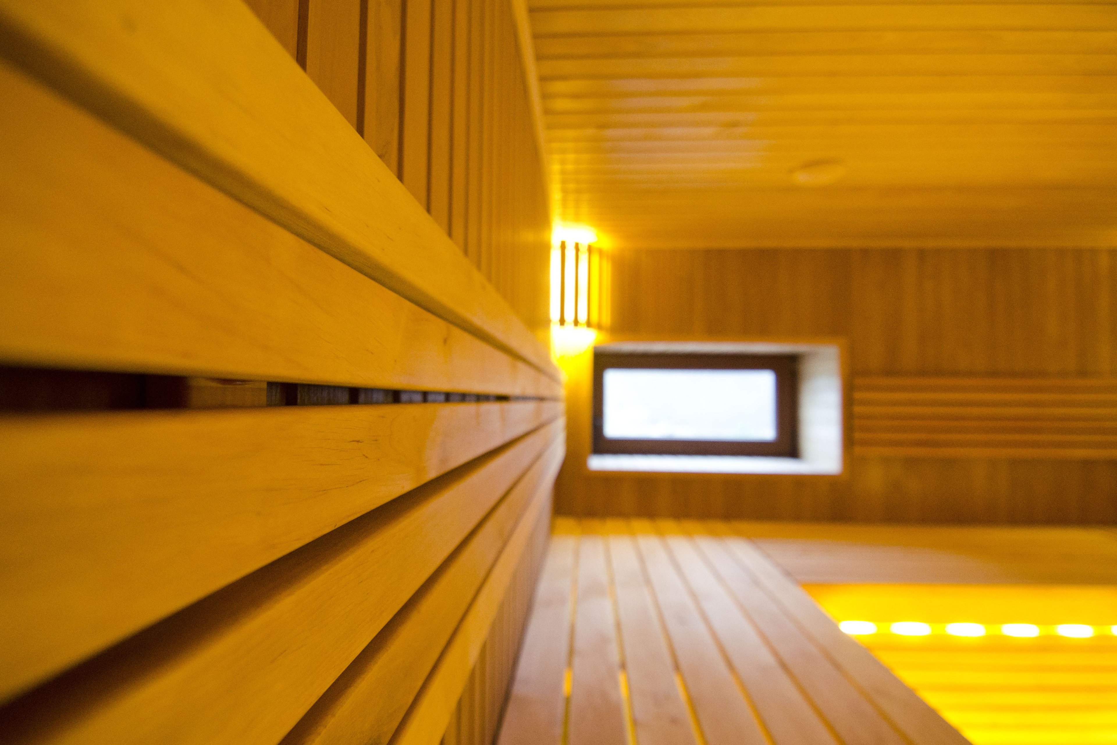 Sauna mit dreistufigen Erlenholzbänken
