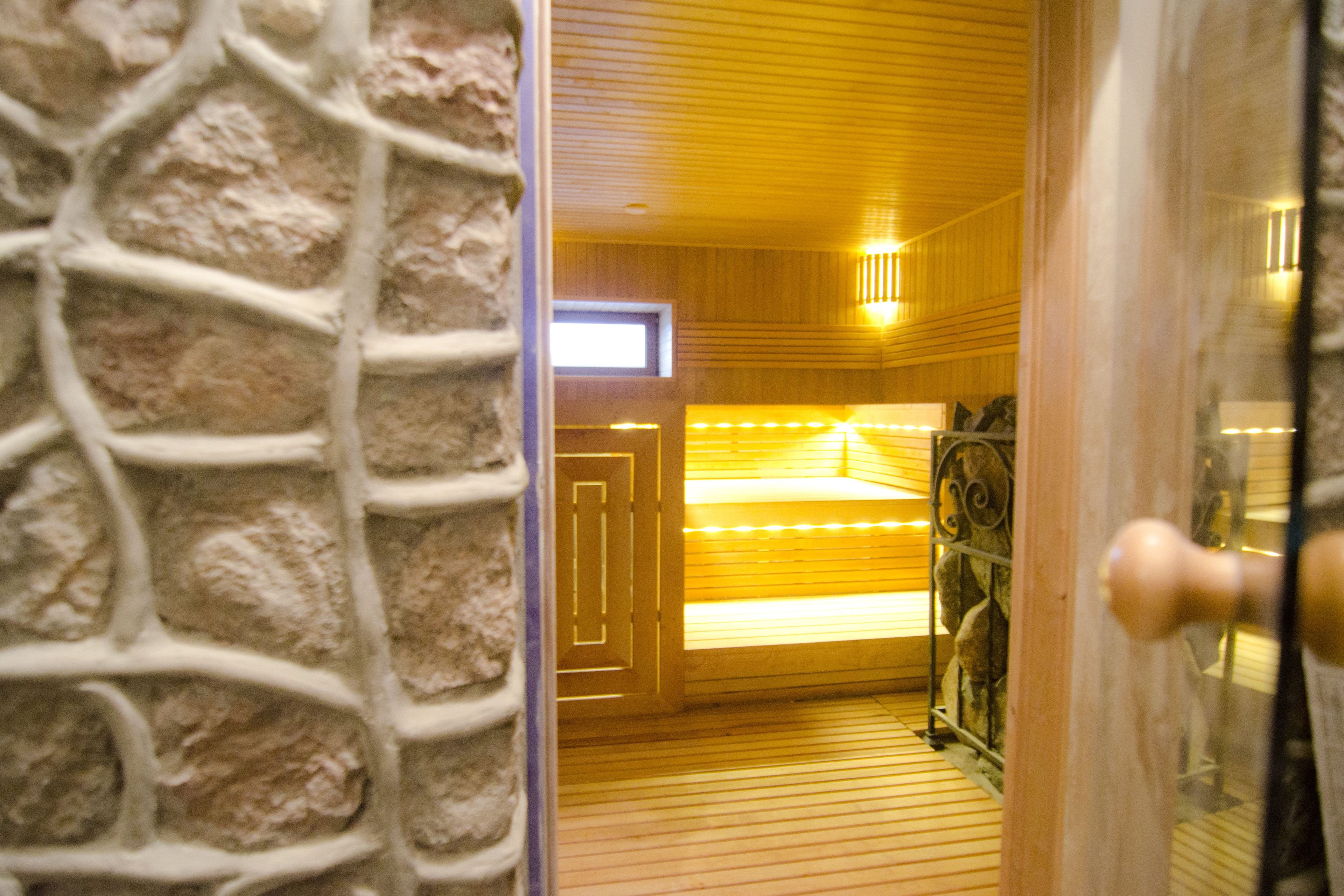 Sauna mit dreistufigen Erlenholzbänken