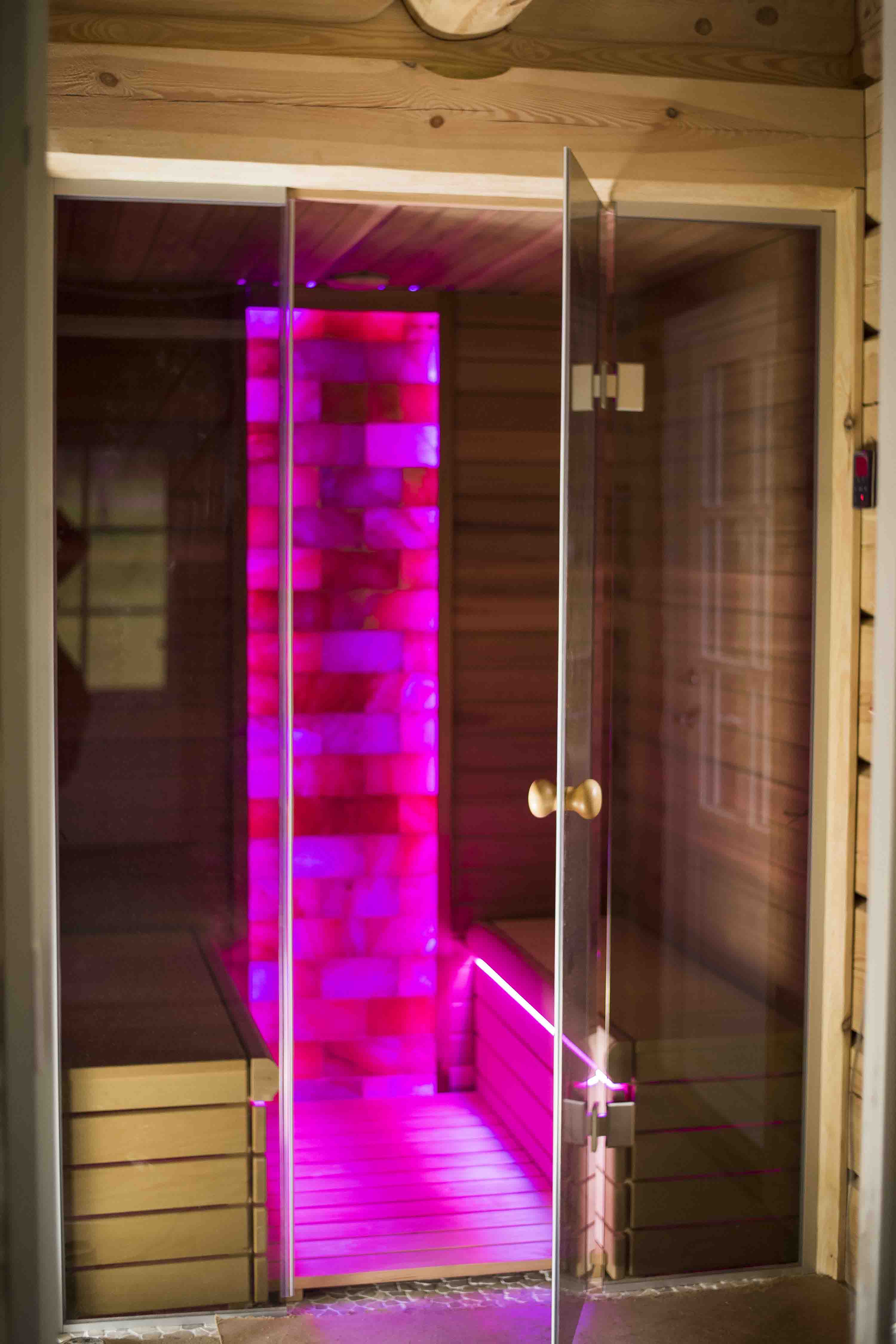 Infrarotsauna mit Himalaya-Salzwand