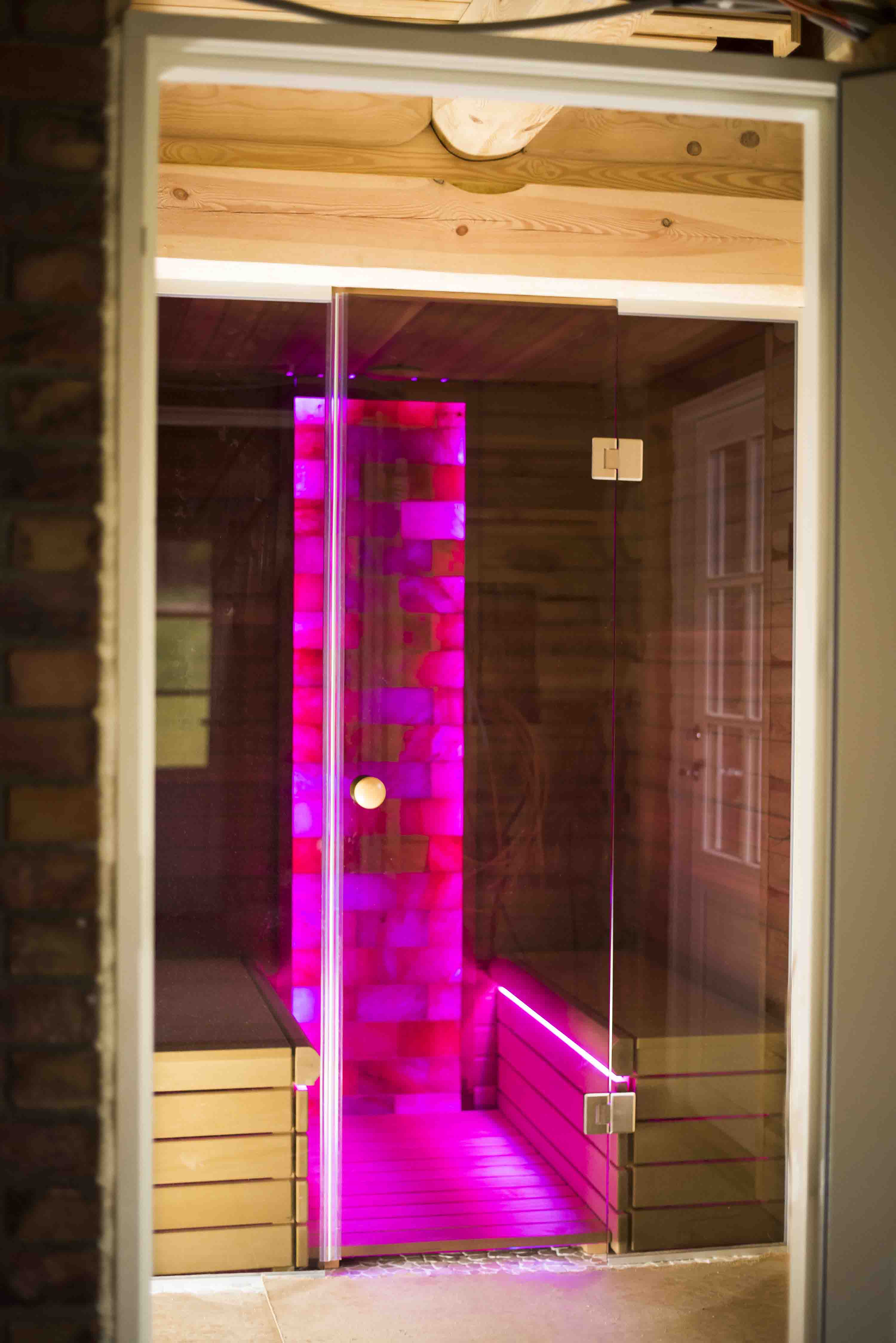 Infrarotsauna mit Himalaya-Salzwand