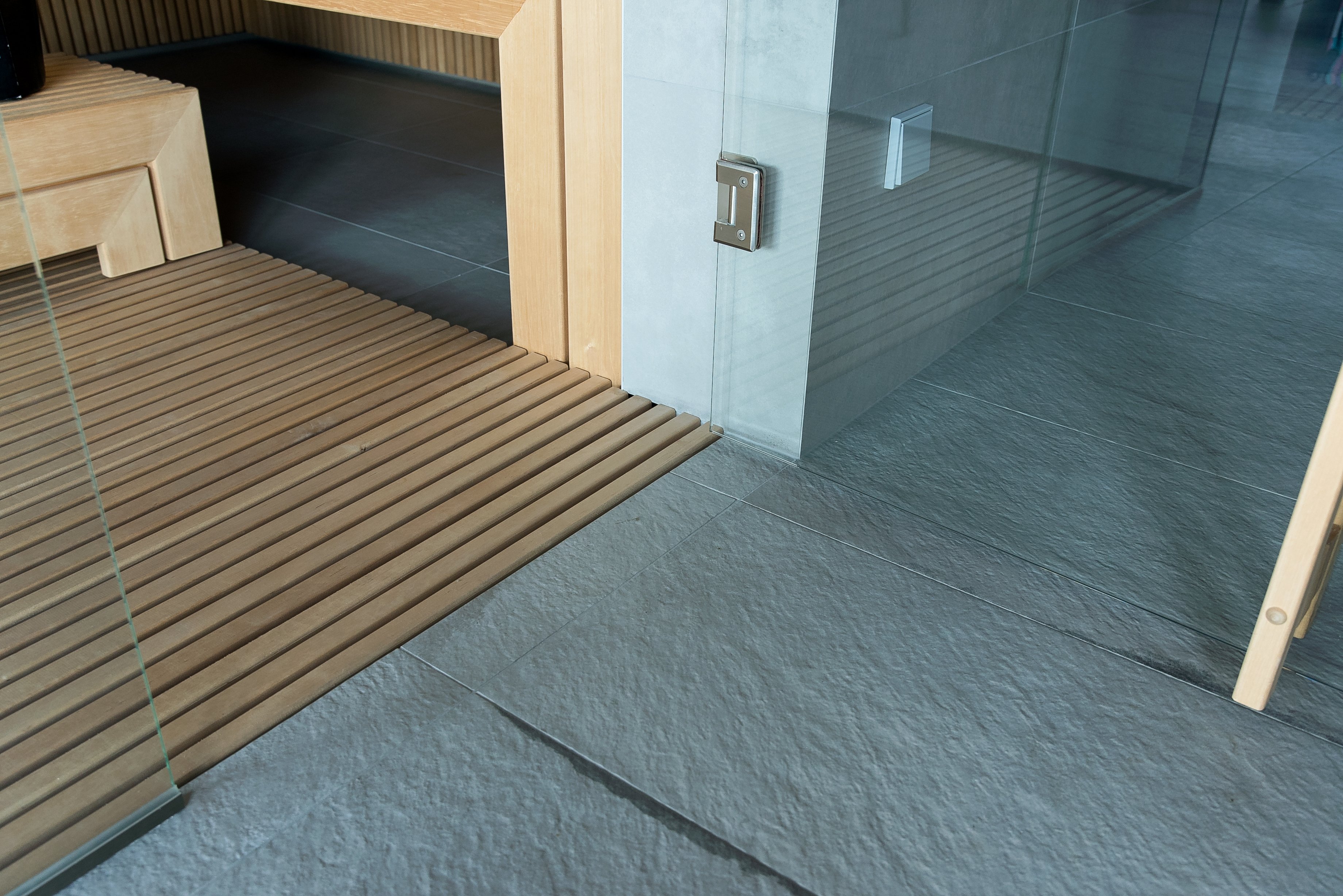 Moderne Sauna mit Dampffunktion und Glasfront