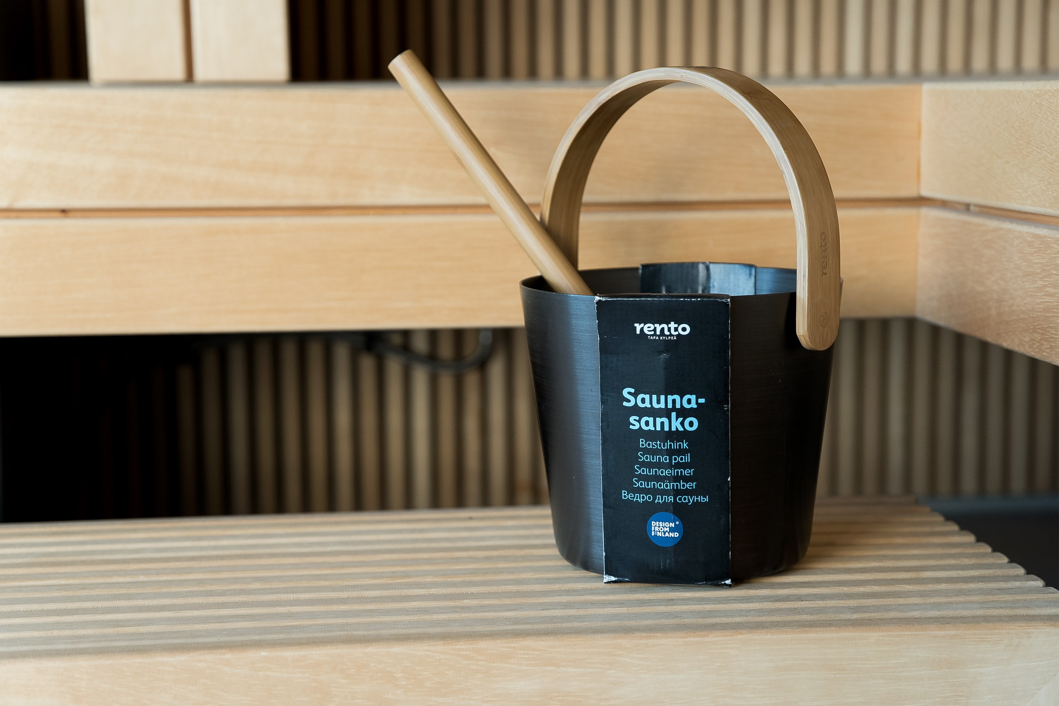 Moderne Sauna mit Dampffunktion und Glasfront