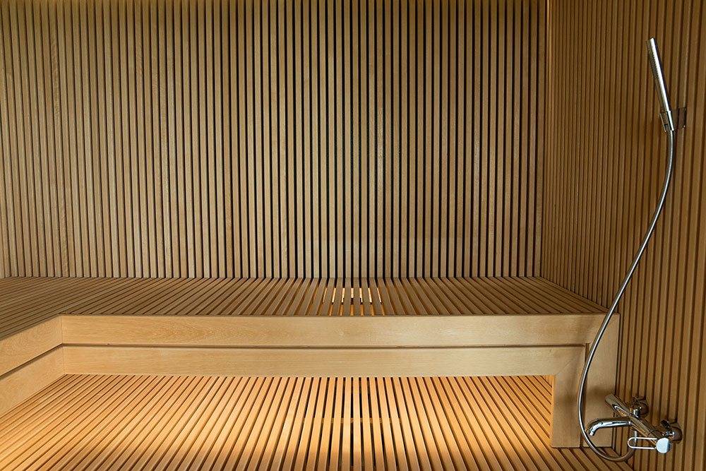 Moderne Sauna mit Dampffunktion und Glasfront