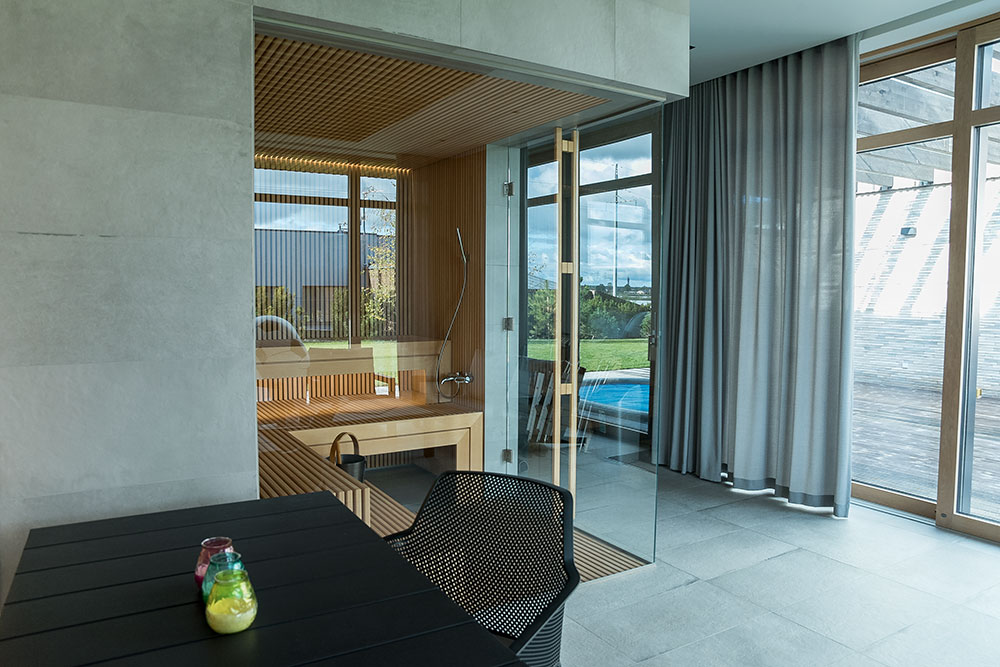 Moderne Sauna mit Dampffunktion und Glasfront