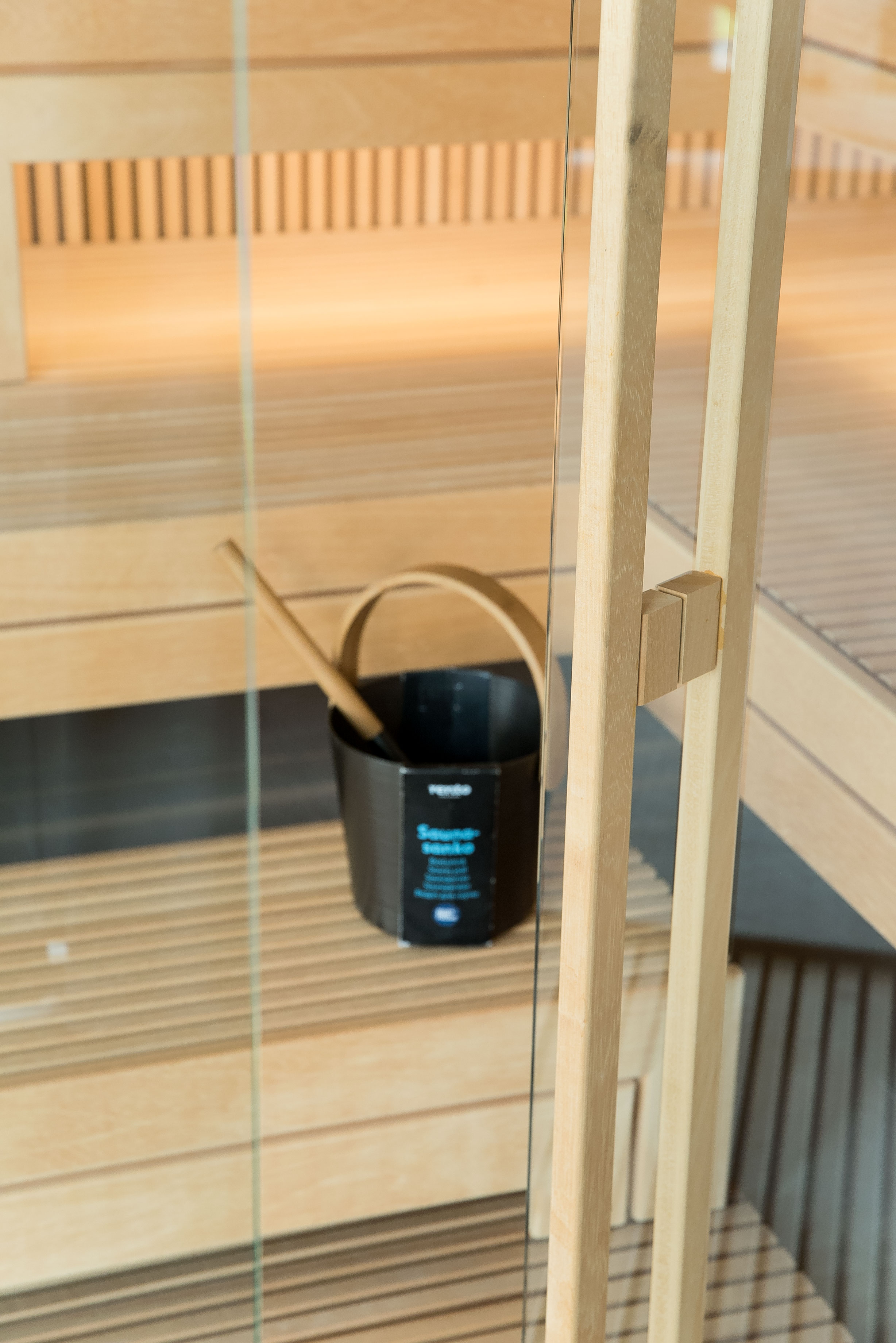 Moderne Sauna mit Dampffunktion und Glasfront