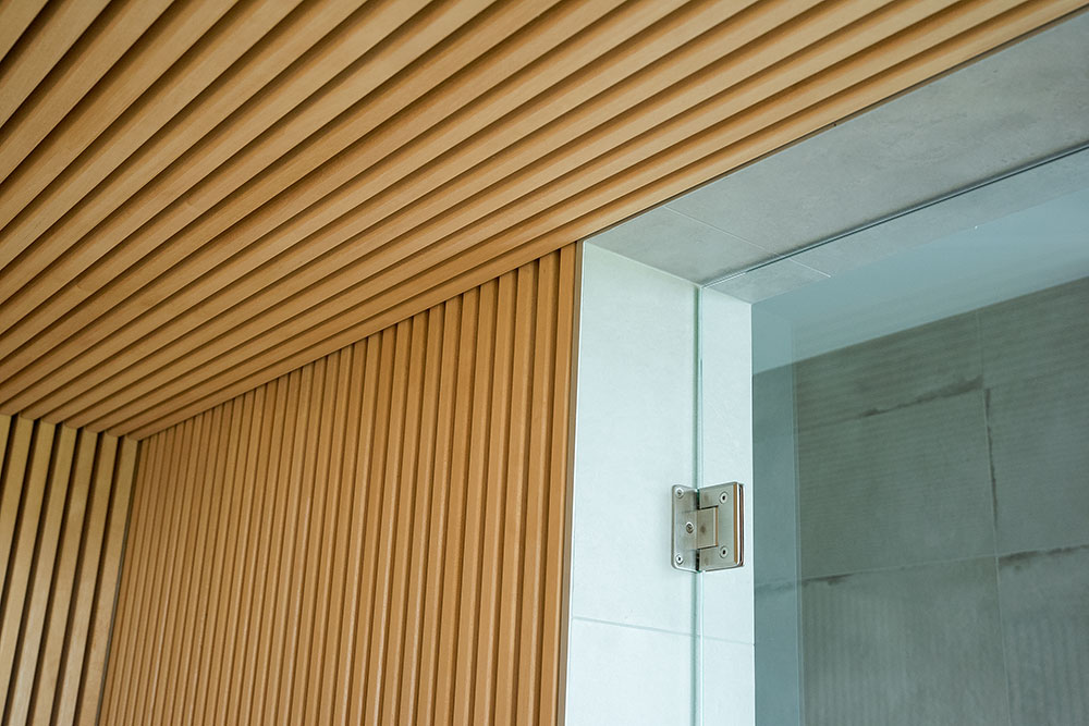 Moderne Sauna mit Dampffunktion und Glasfront