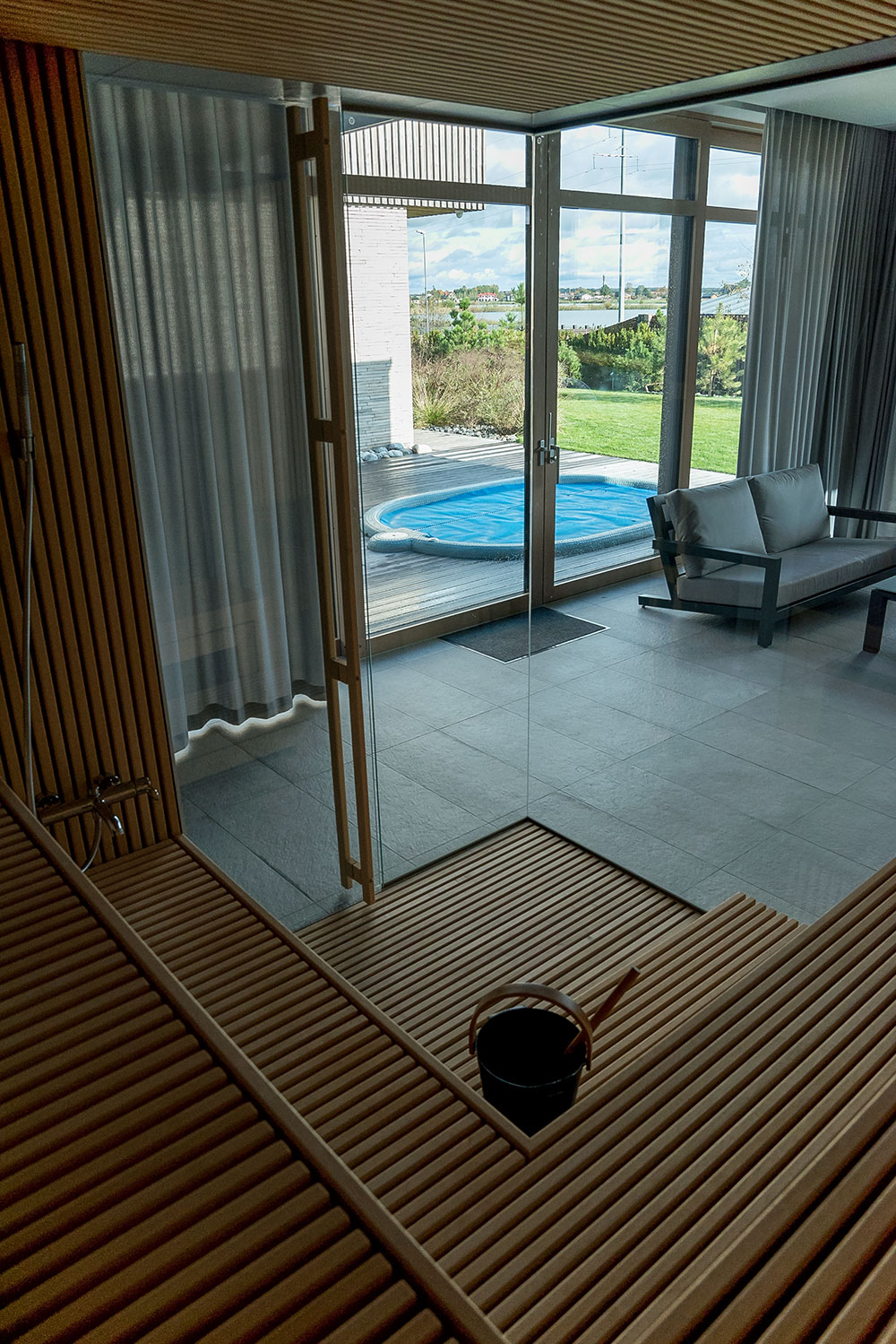 Moderne Sauna mit Dampffunktion und Glasfront