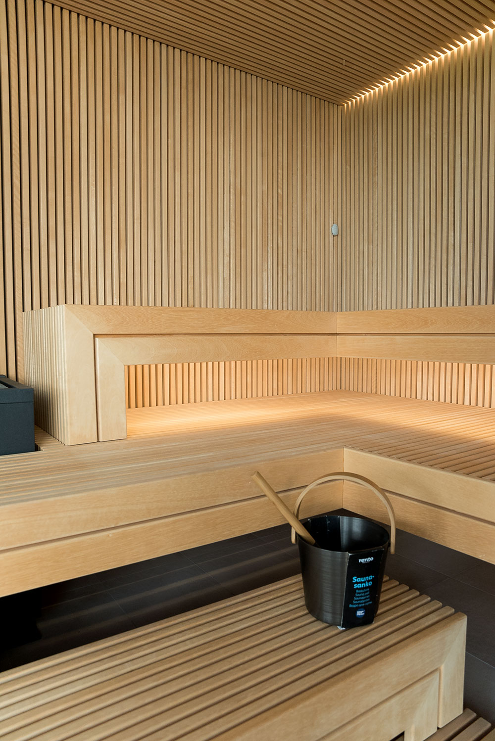Moderne Sauna mit Dampffunktion und Glasfront