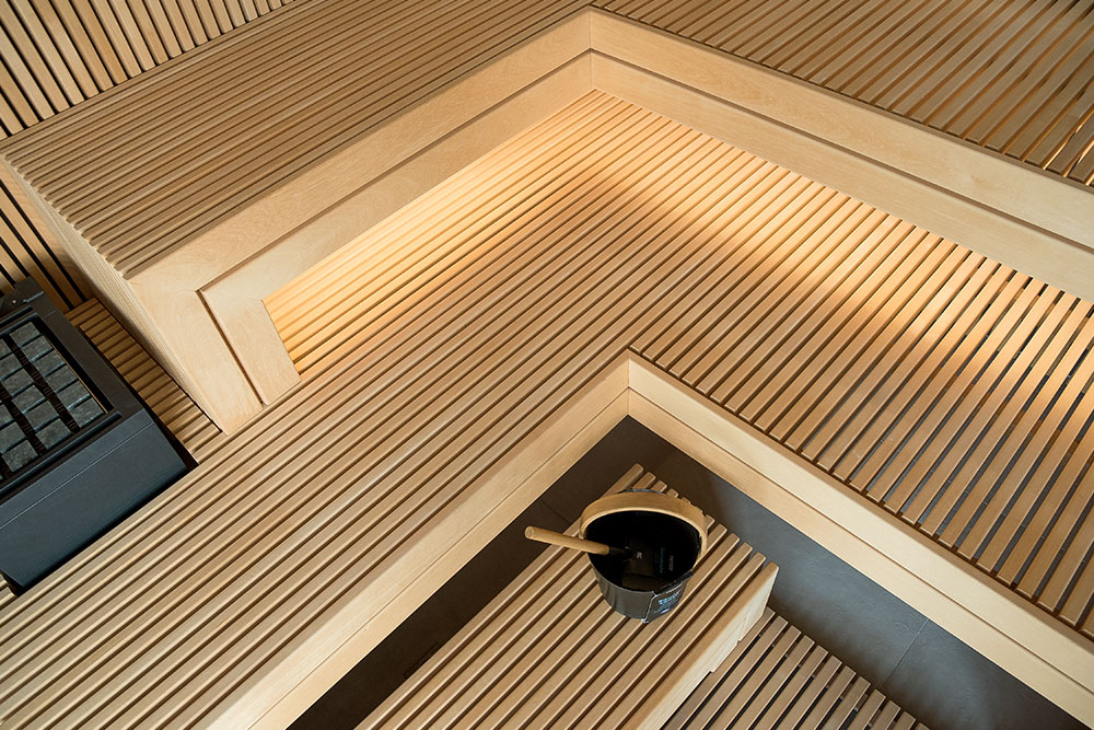 Moderne Sauna mit Dampffunktion und Glasfront