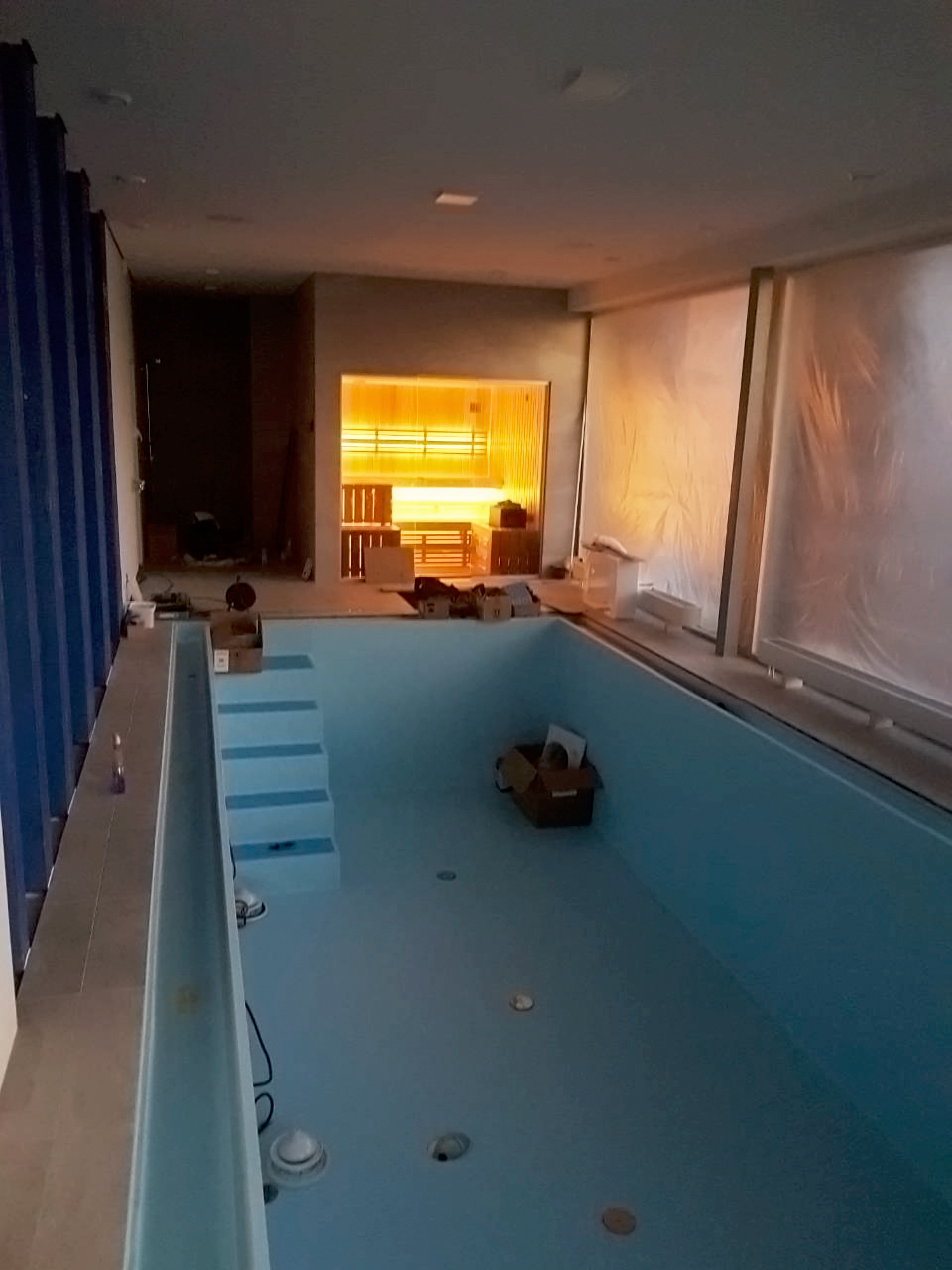Sauna mit Glasfront und Blick auf den Pool