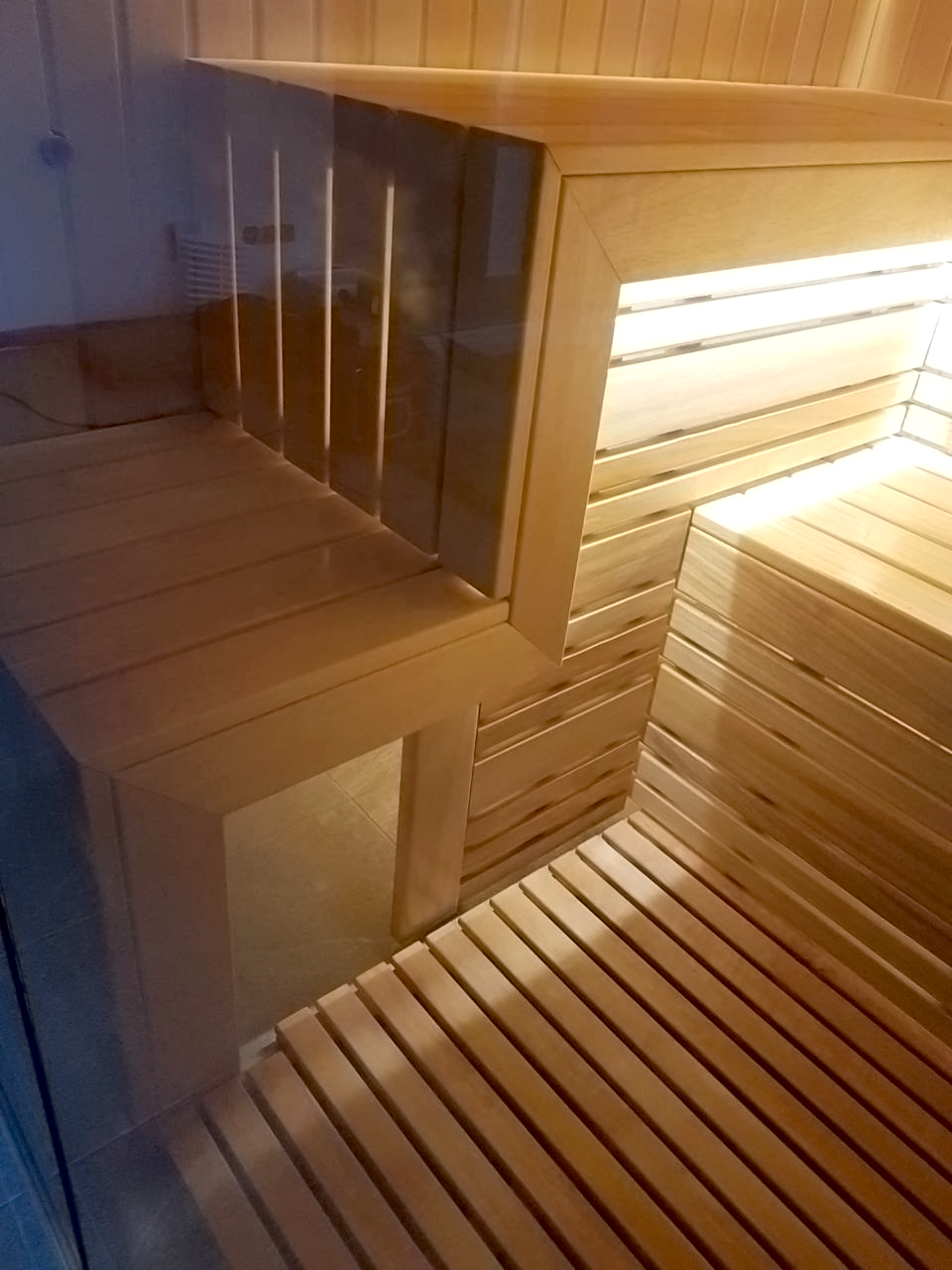 Sauna mit Glasfront und Blick auf den Pool