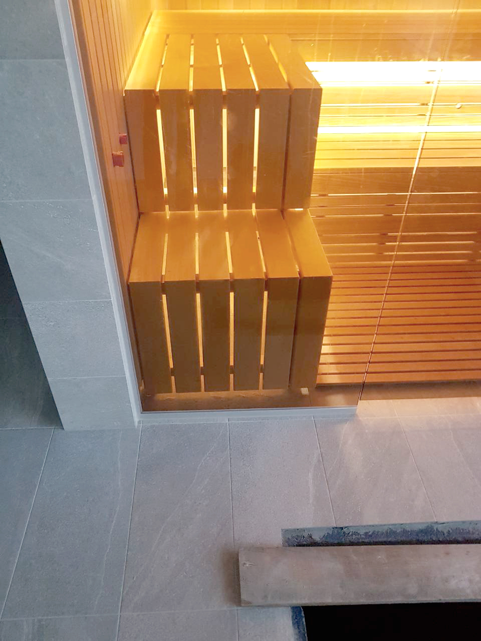Sauna mit Glasfront und Blick auf den Pool
