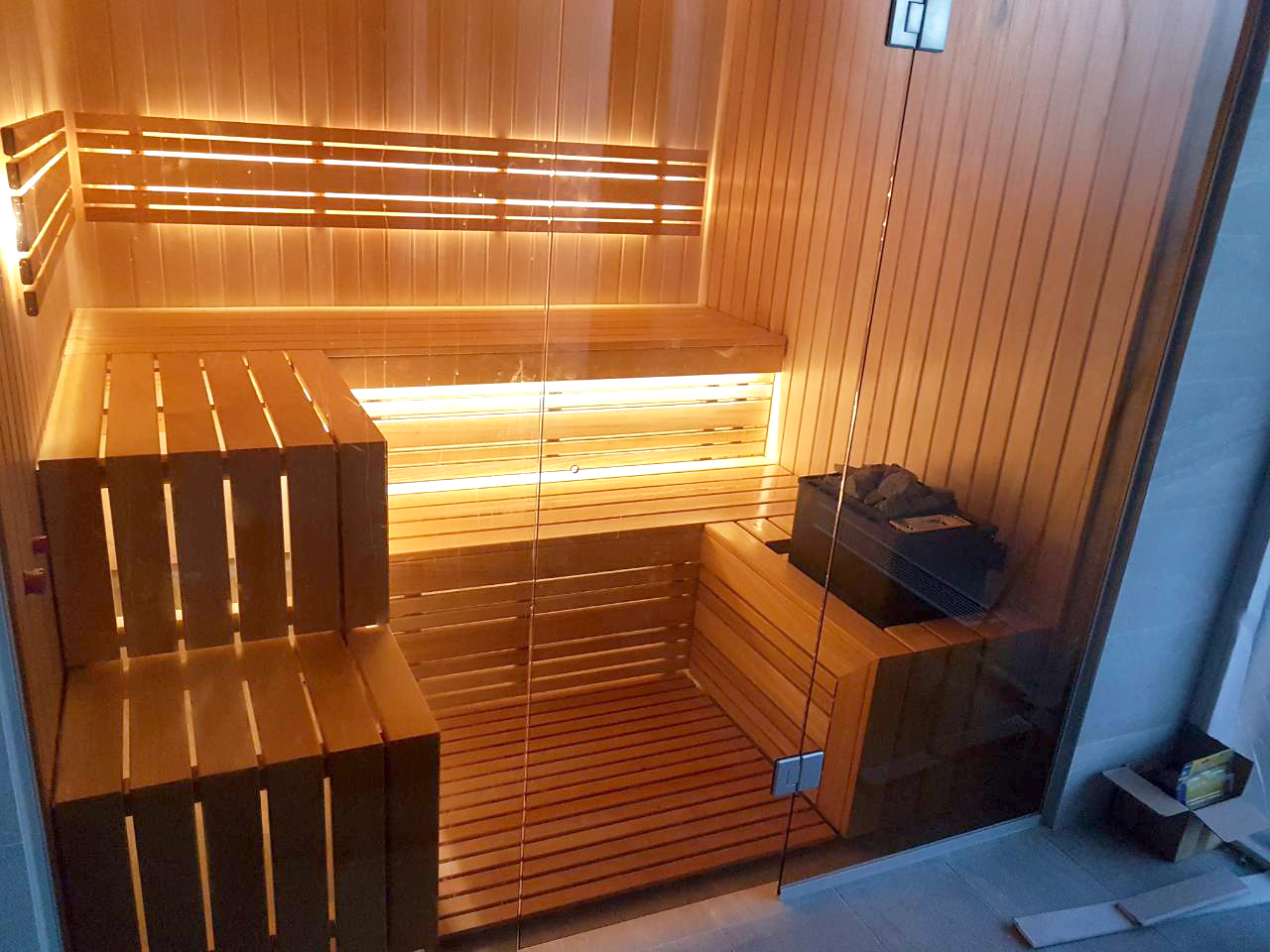 Sauna mit Glasfront und Blick auf den Pool