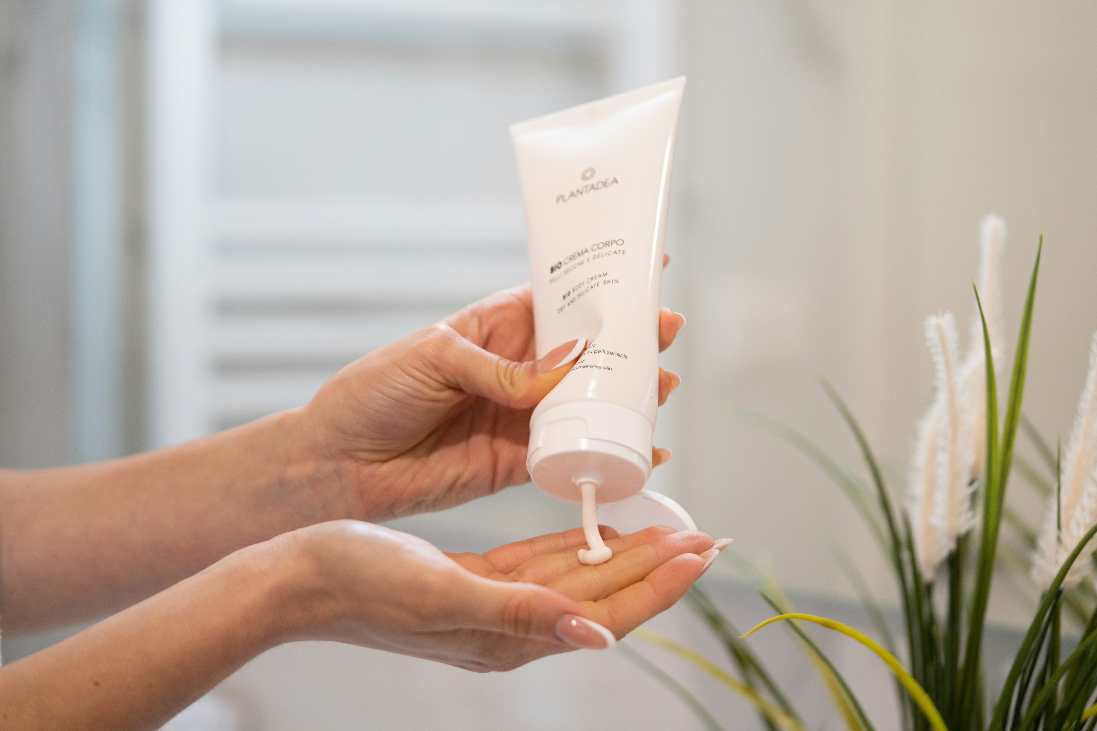 Körpercreme in die Handfläche geben, zur Feuchtigkeitsversorgung und Pflege der Haut nach Sauna oder Wärmetherapie