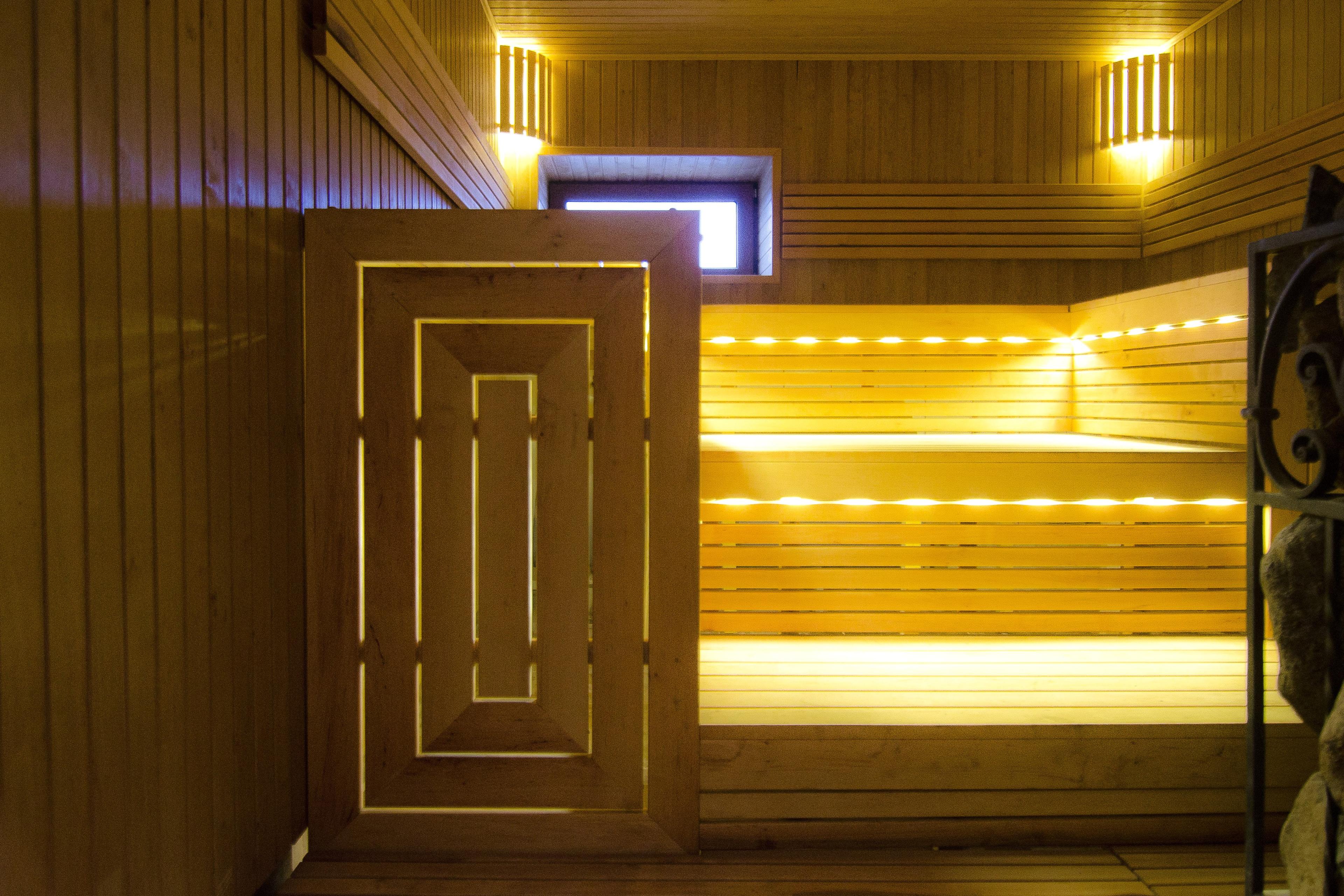 Sauna mit dreistufigen Erlenholzbänken