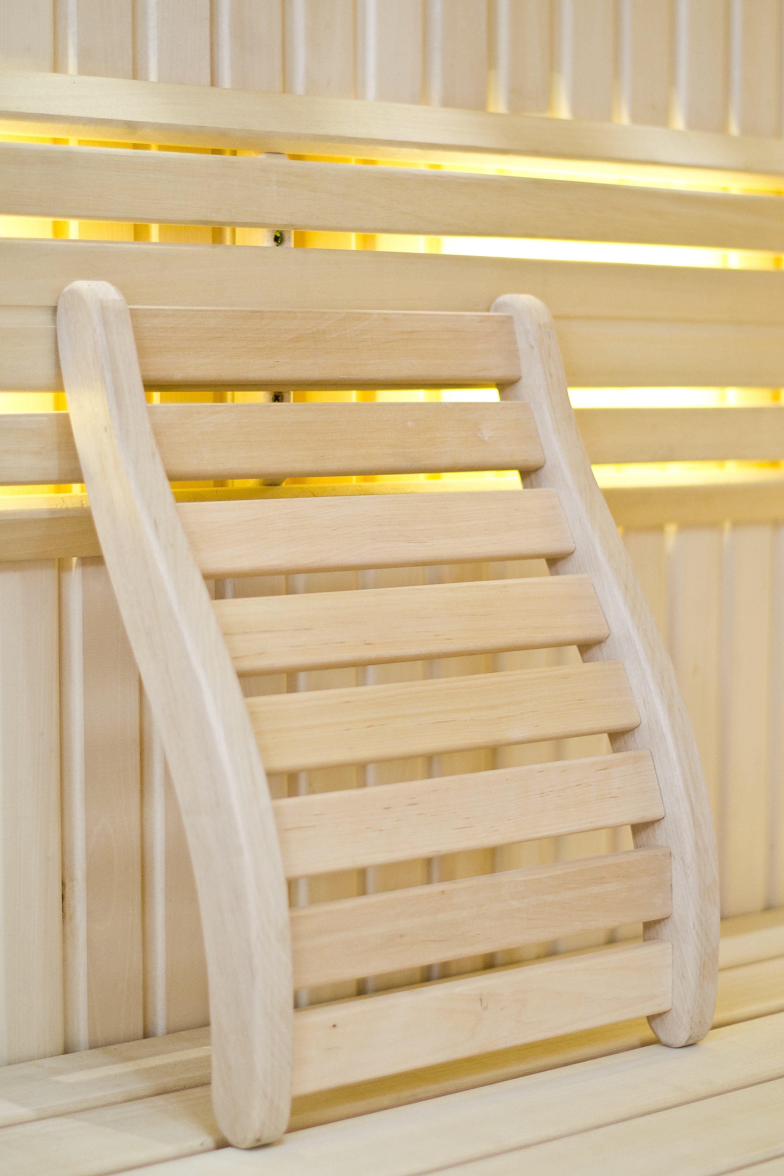 Helle Sauna mit einstellbarer LED-Beleuchtung