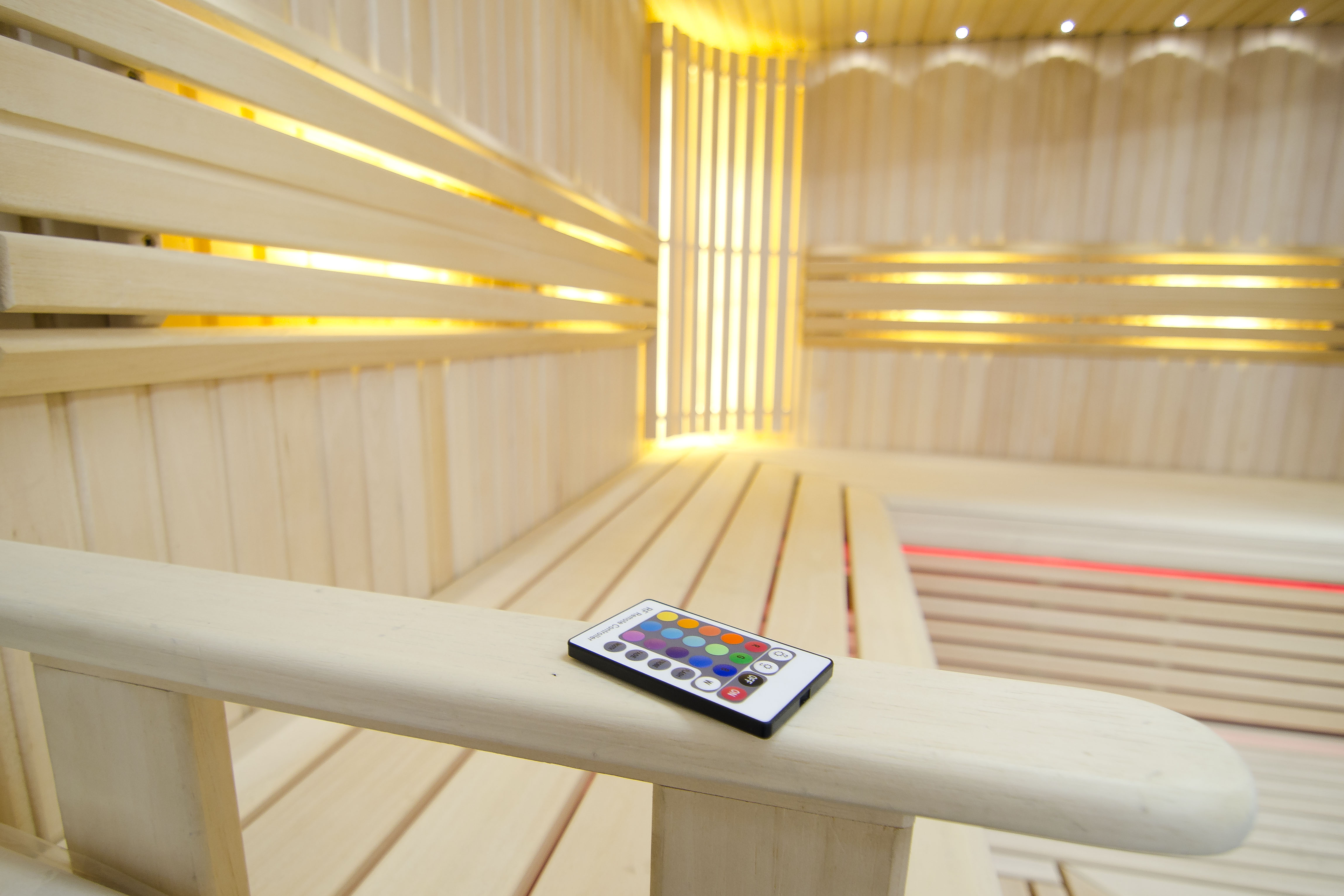 Helle Sauna mit einstellbarer LED-Beleuchtung