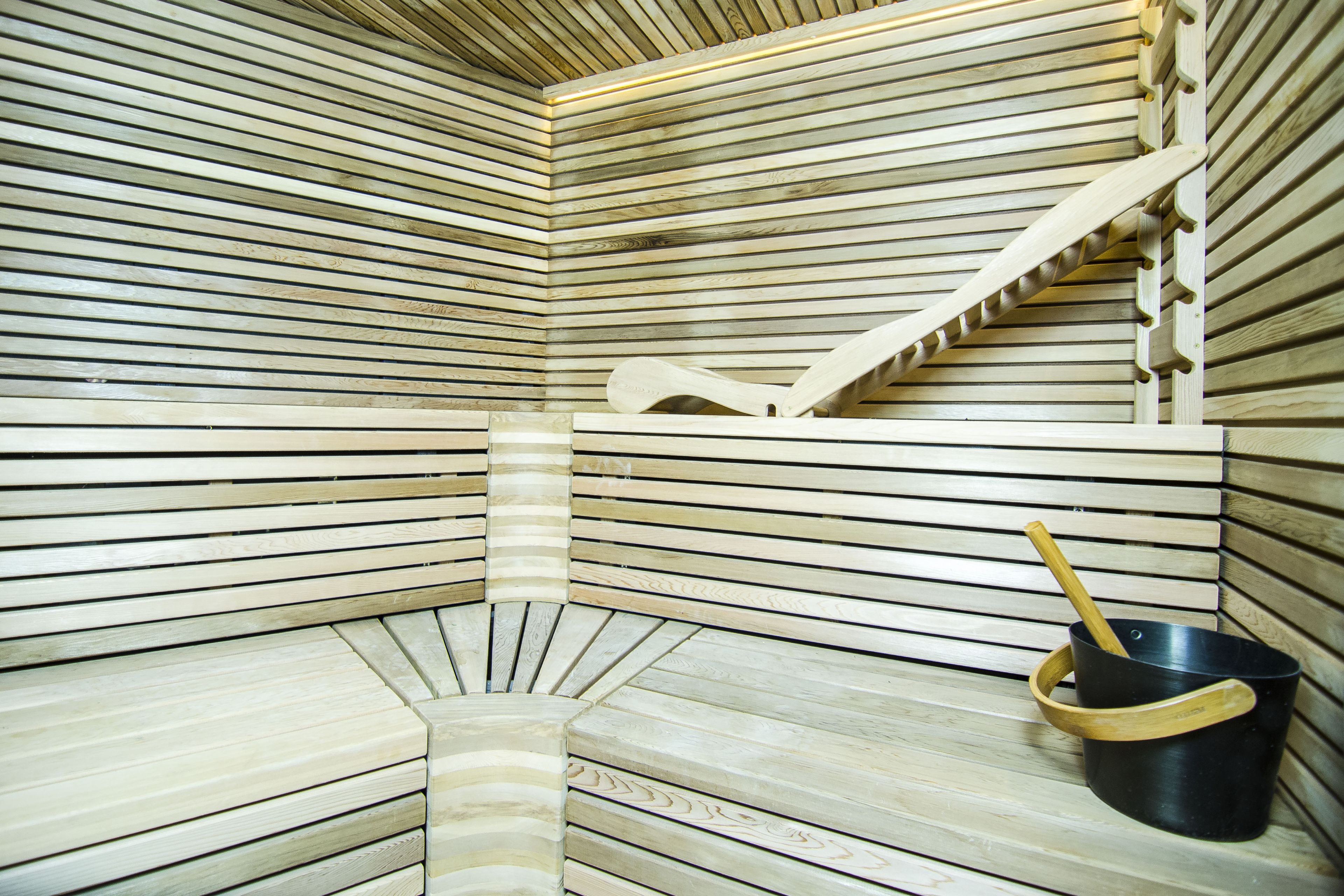 Sauna mit ergonomischer Bank und Zedernholz