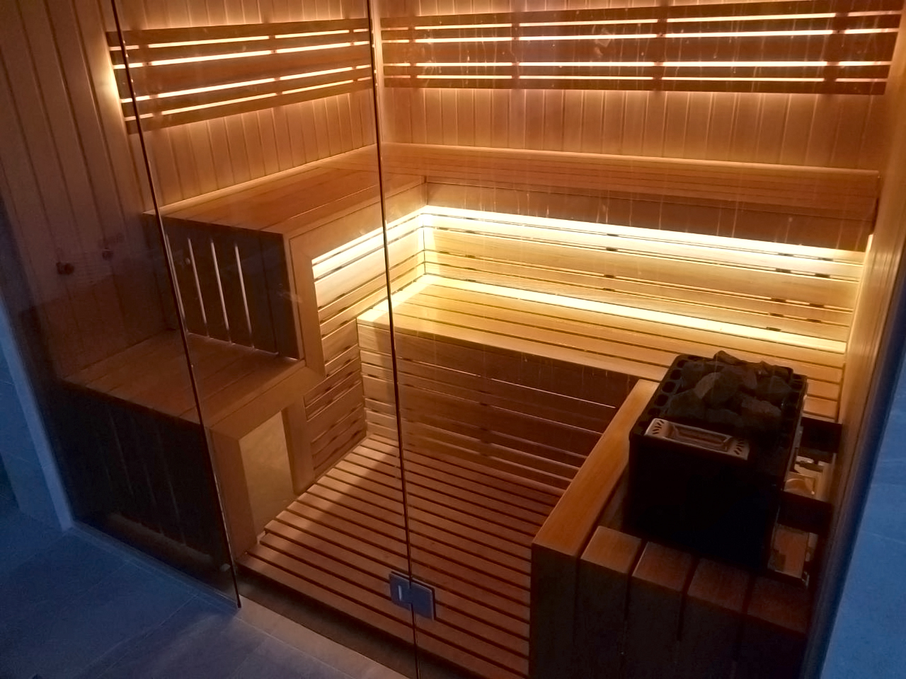 Sauna mit Glasfront und Blick auf den Pool