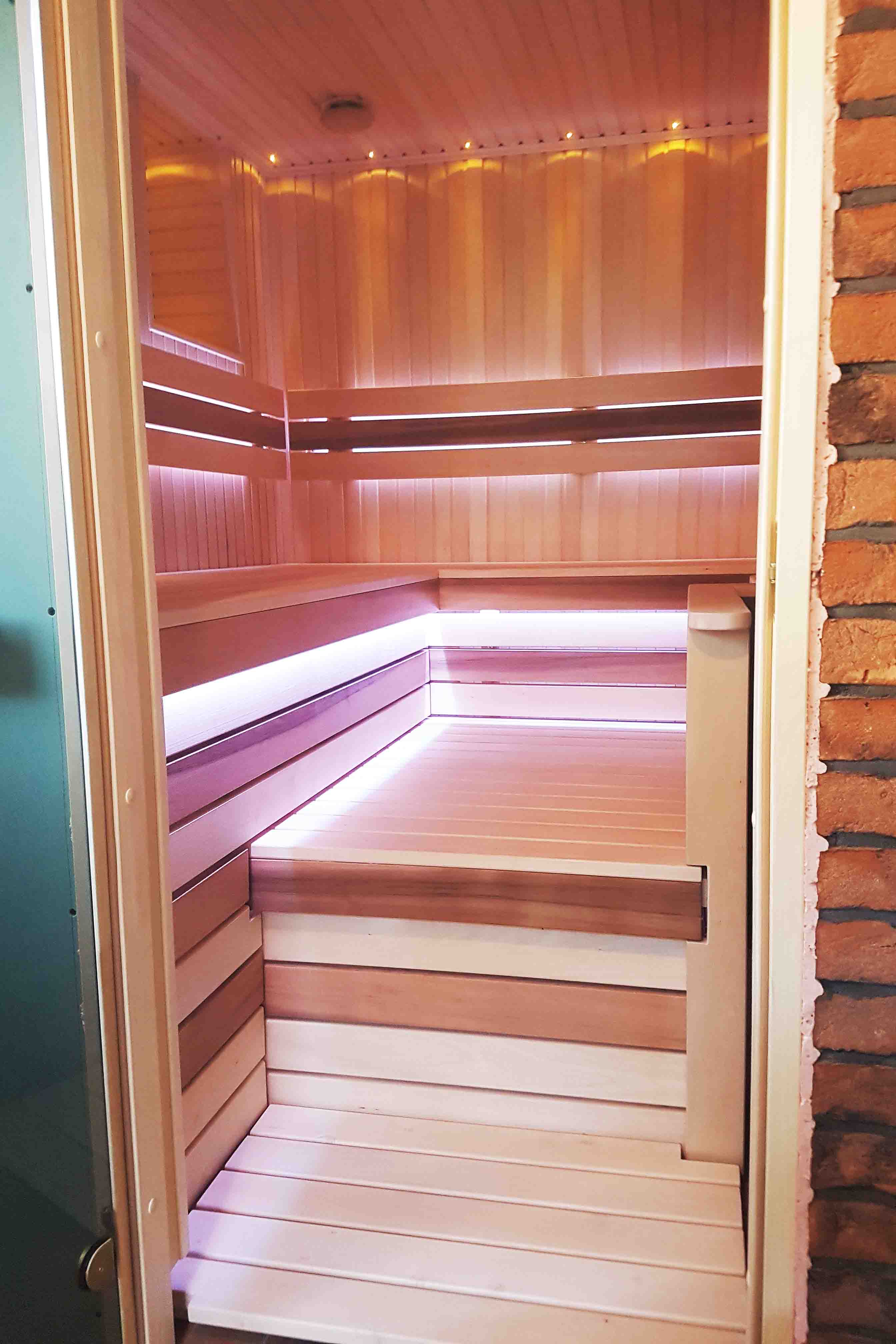 Sauna mit Holzofen und externem Feuerraum