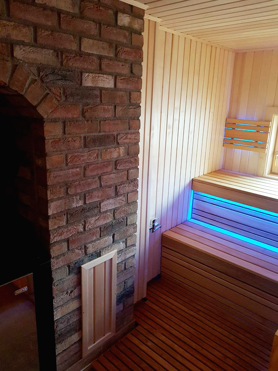 Sauna mit Wärmespeicherofen und Fenster