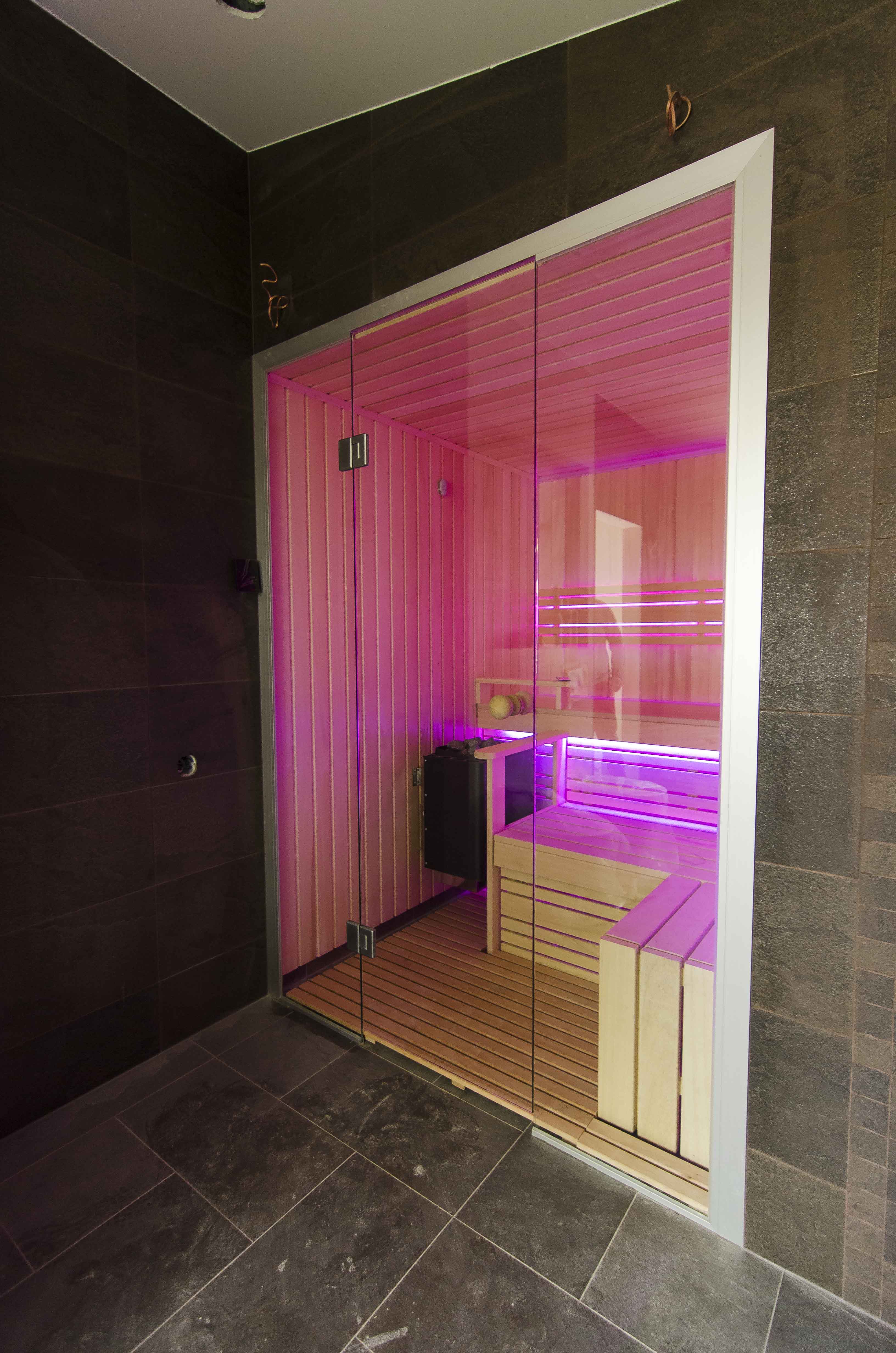 Sauna mit farbiger LED-Beleuchtung und Soundsystem