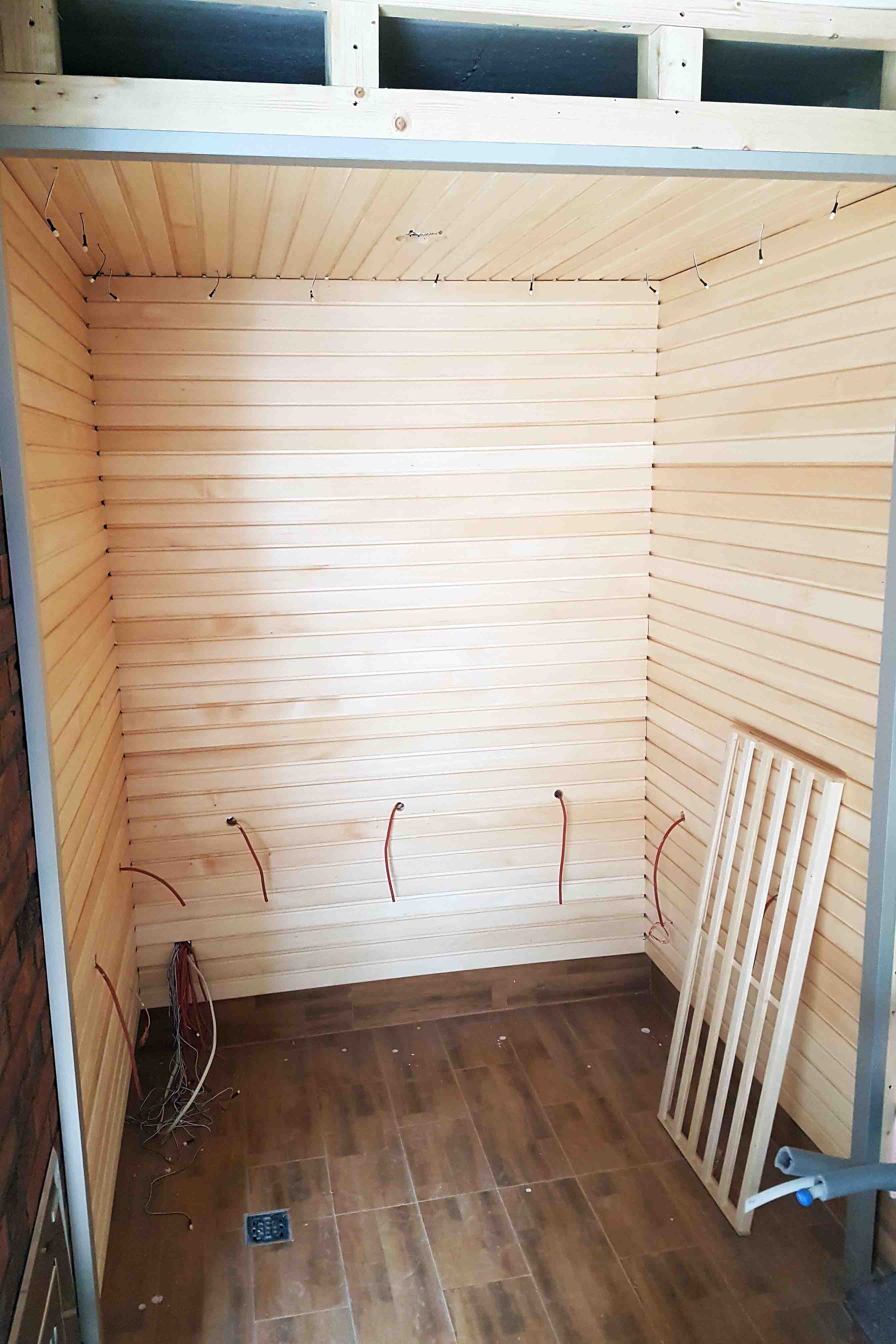Infrarotsauna mit Glasfront und LED-Beleuchtung