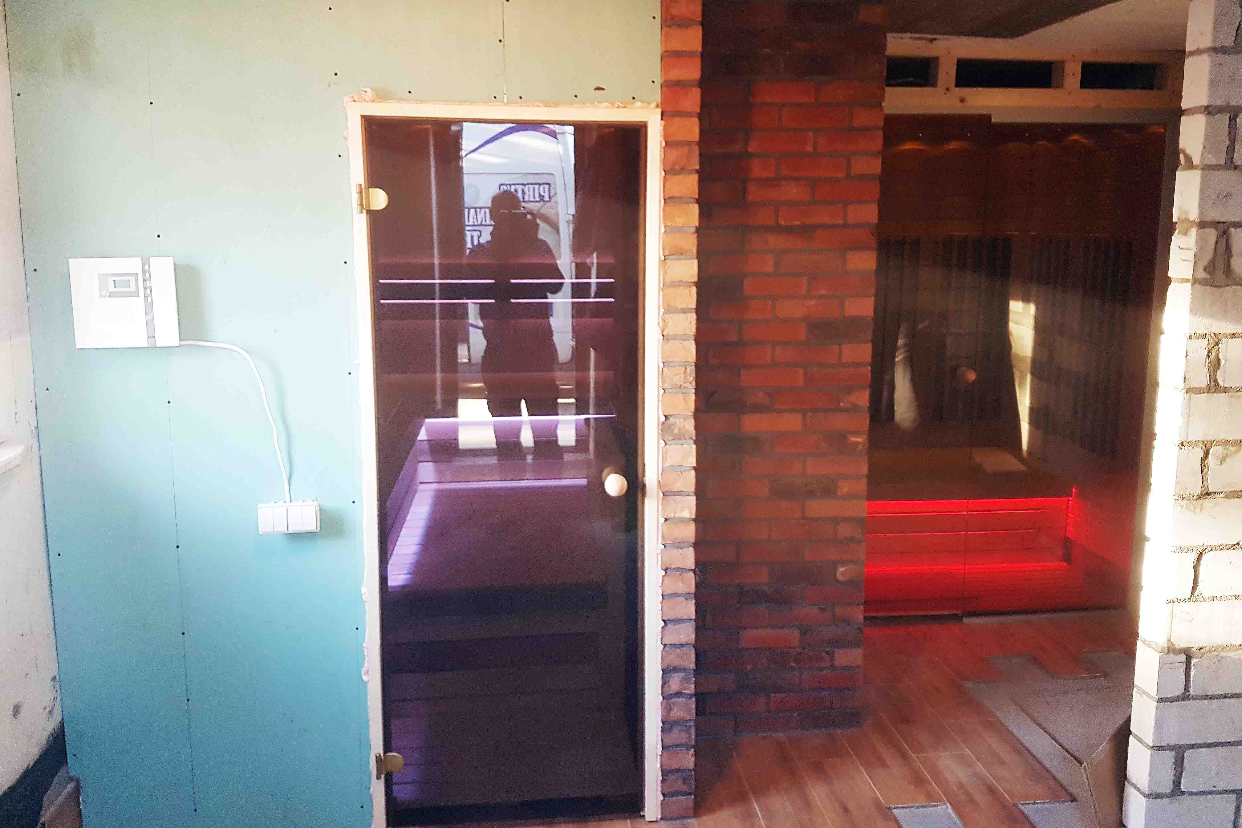 Infrarotsauna mit Glasfront und LED-Beleuchtung