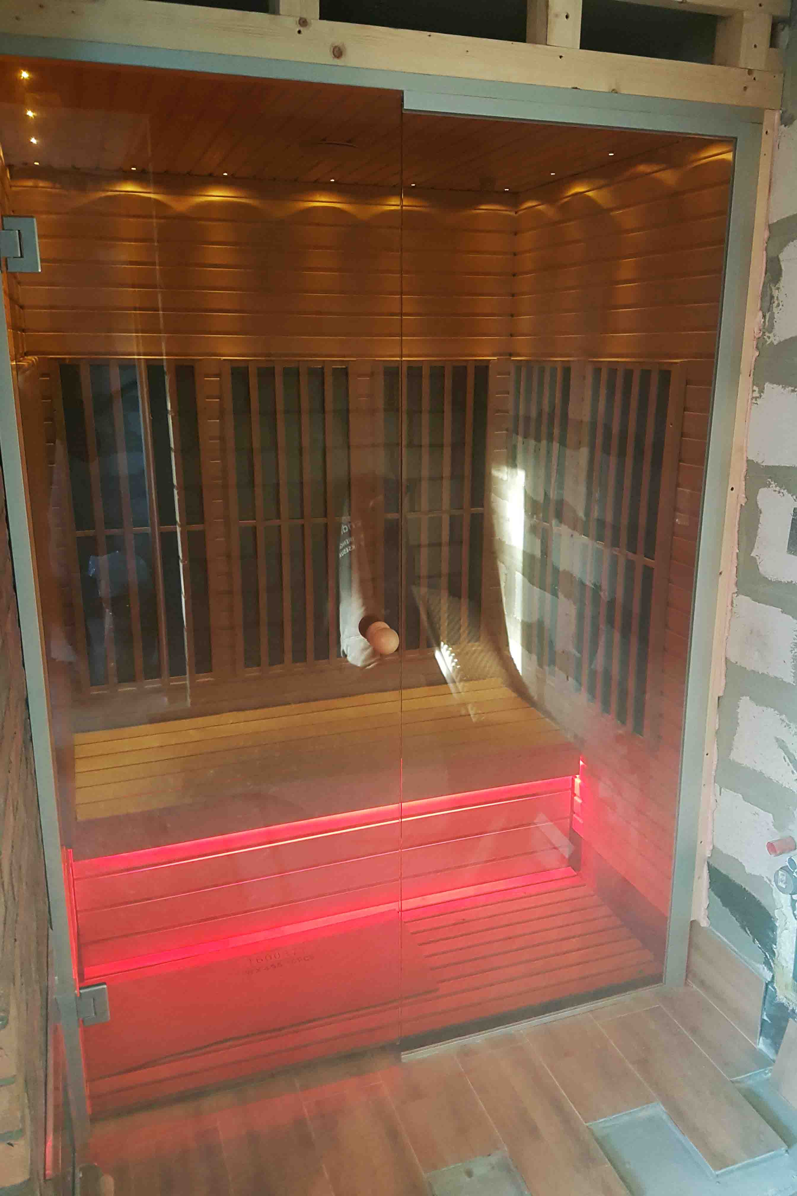 Infrarotsauna mit Glasfront und LED-Beleuchtung